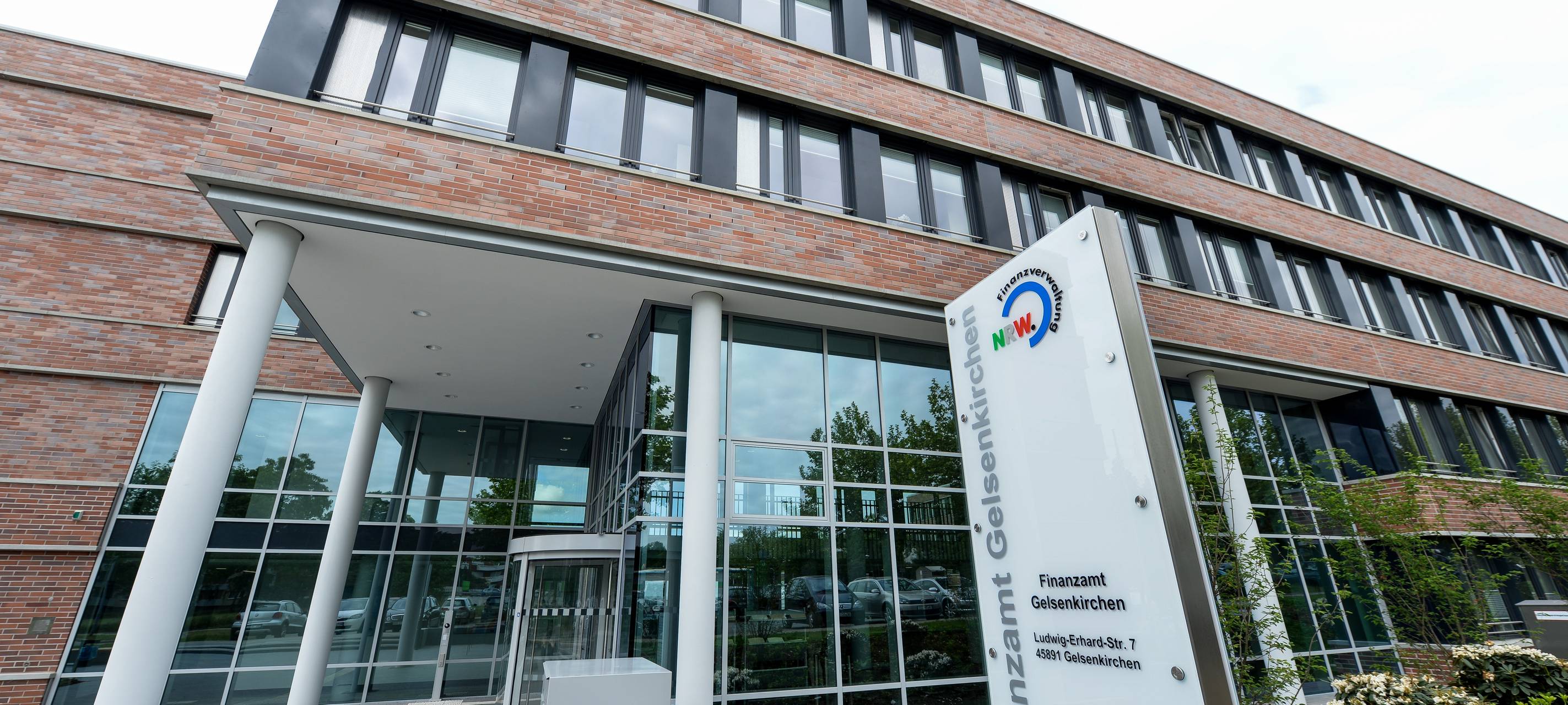 Außenaufnahme des Gelsenkirchener Finanzamtes
