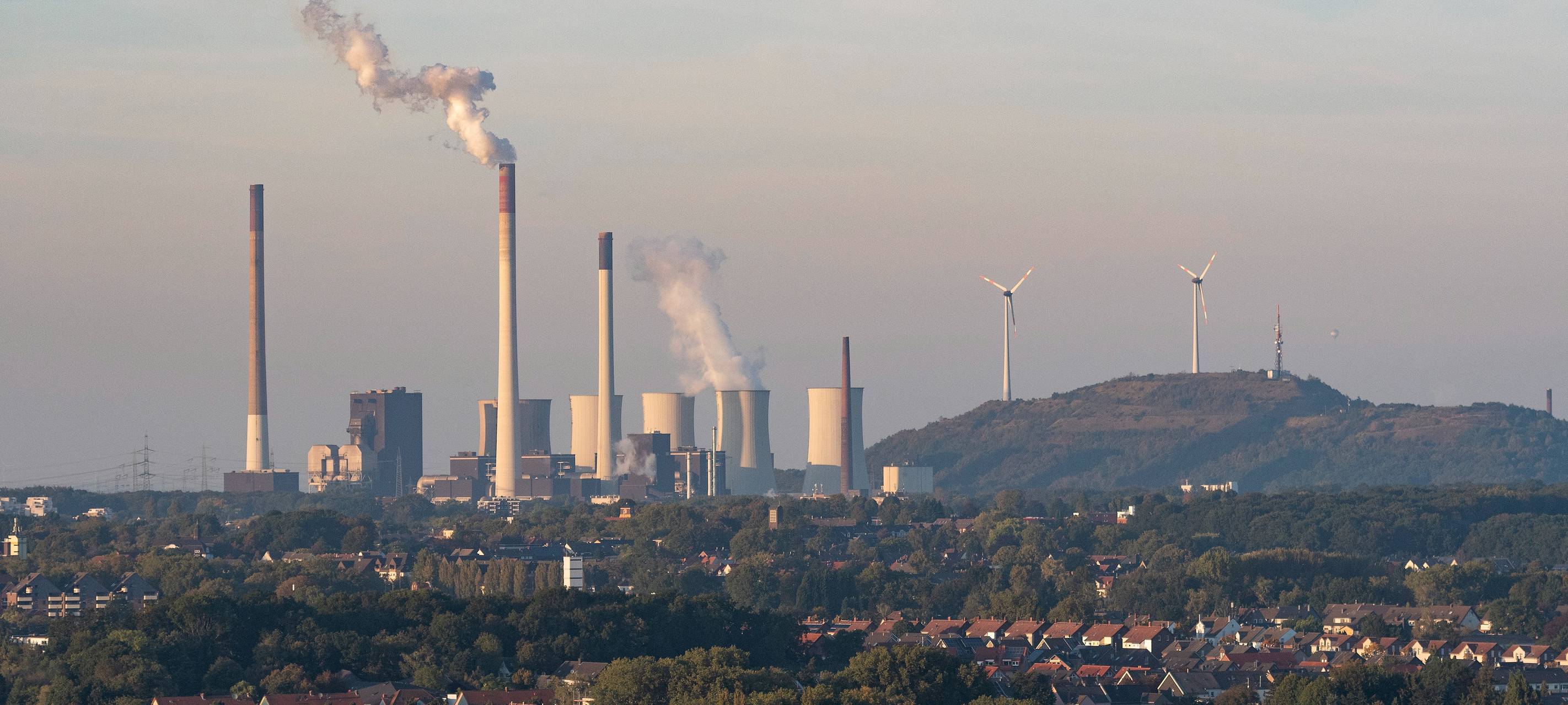 Das Kraftwerk Scholven in Gelsenkirchen aus der Ferne