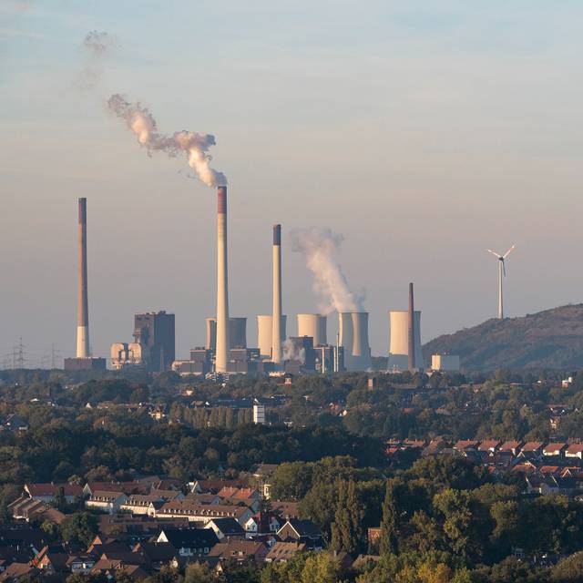 Das Kraftwerk Scholven in Gelsenkirchen aus der Ferne