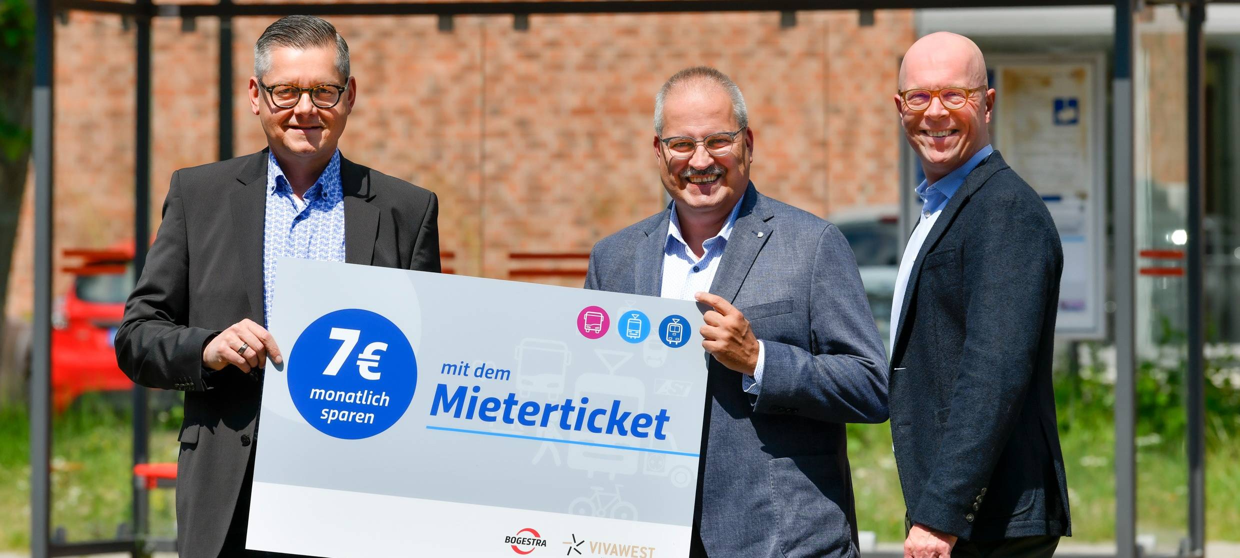 Die Chefs von Bogestra und Vivawest stellen das neue Mieterticket vor