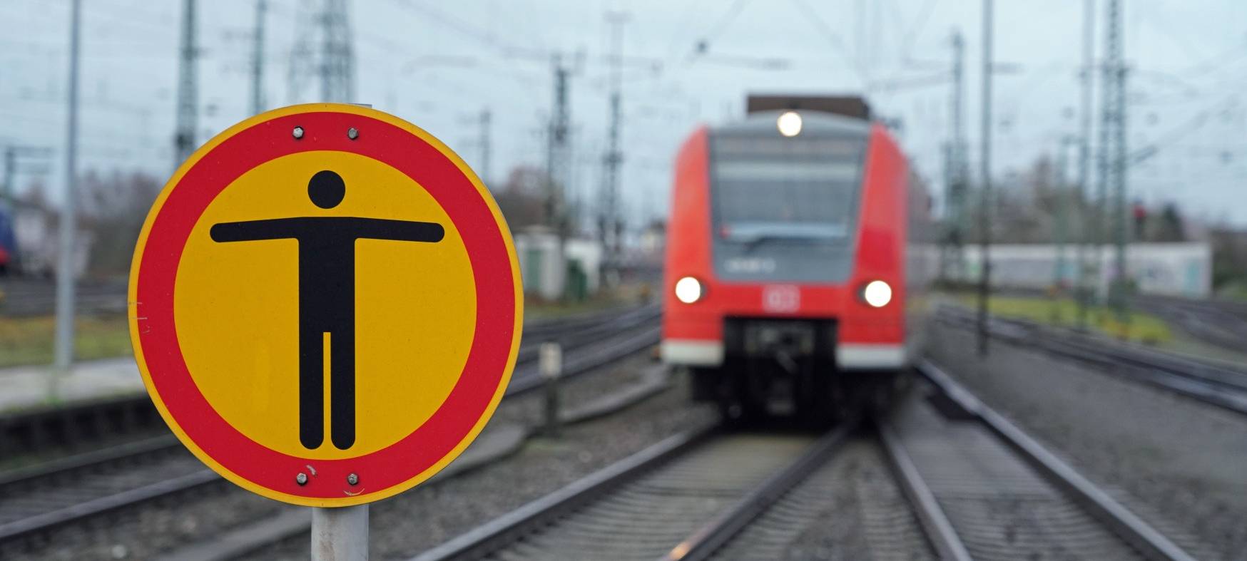 Ein Zug auf dem Gleis