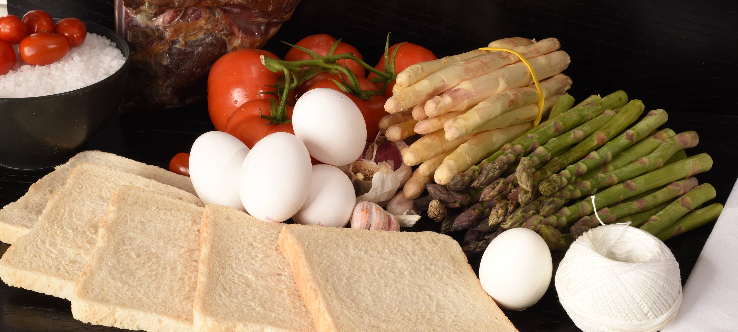 Armer Ritter würzig pikant mit buntem Spargel und Bergkäse