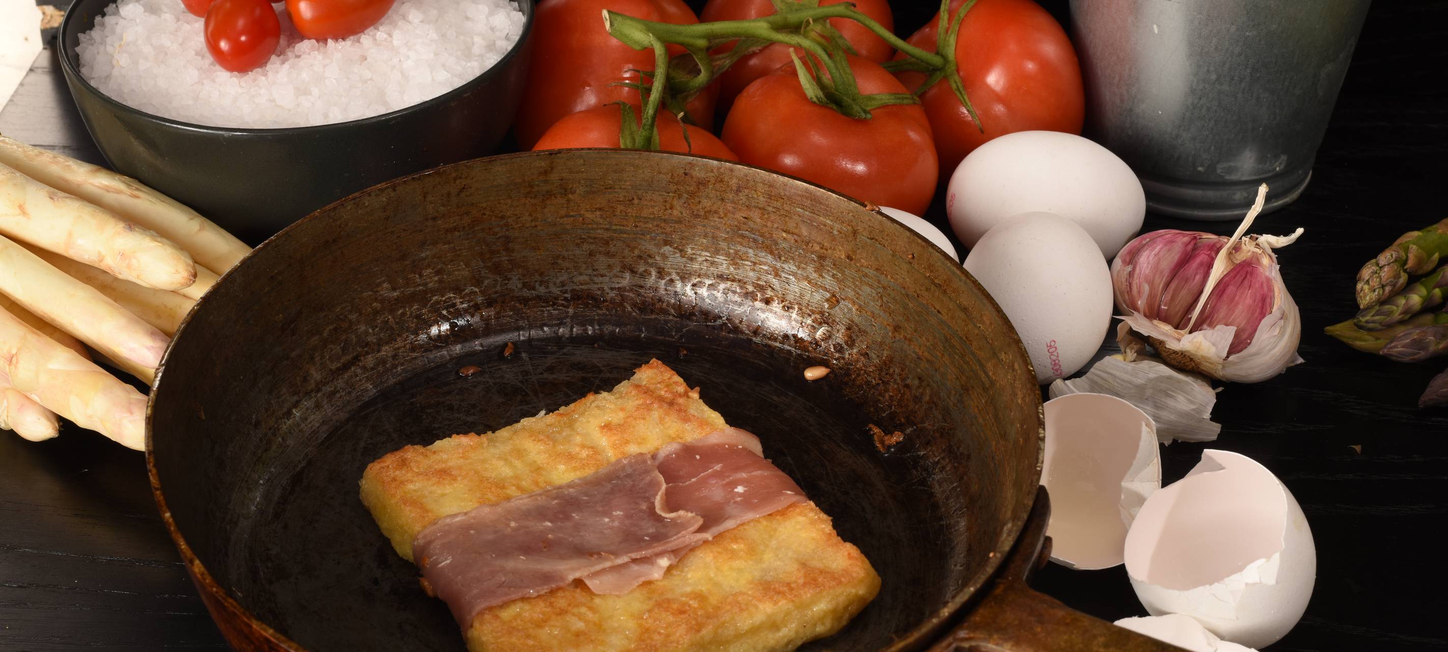 Armer Ritter würzig pikant mit buntem Spargel und Bergkäse