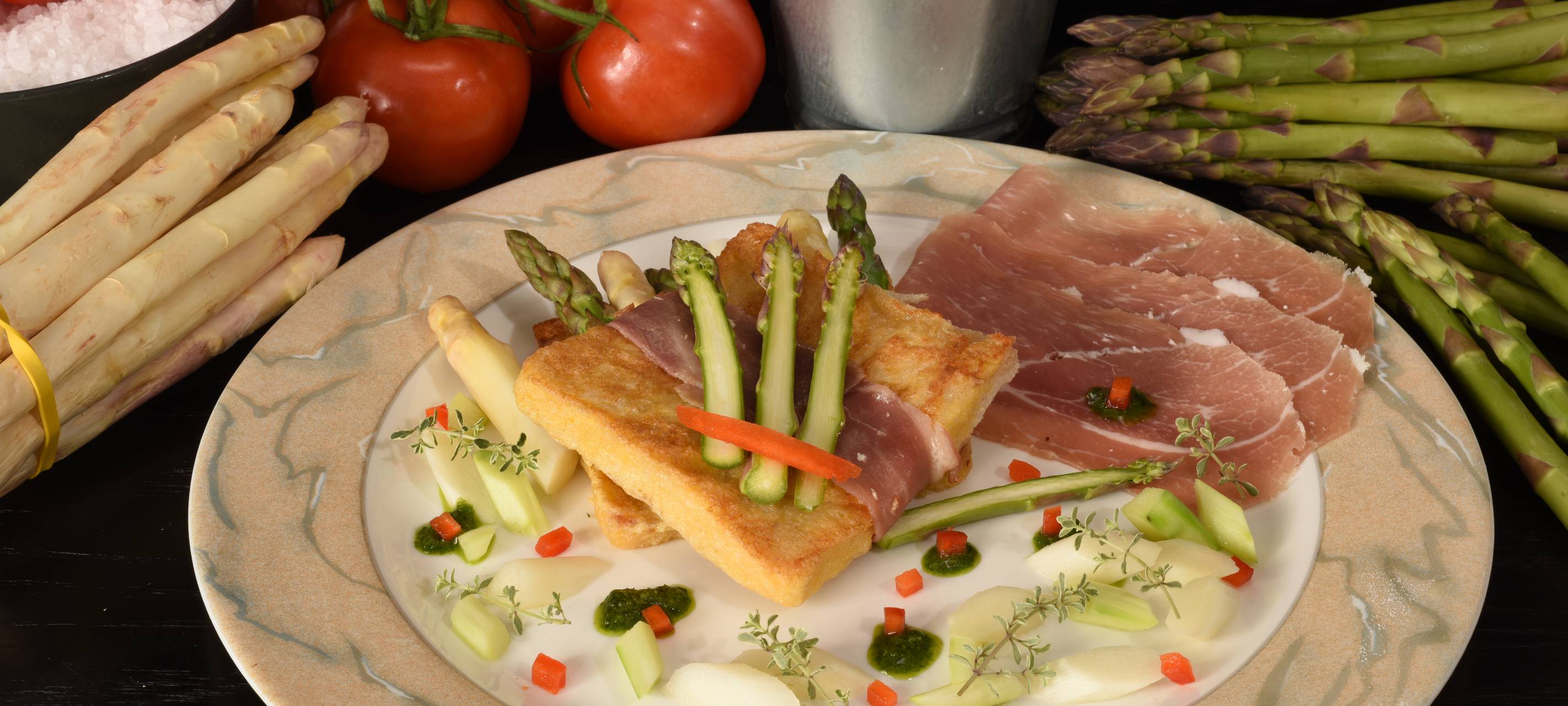 Armer Ritter würzig pikant mit buntem Spargel und Bergkäse