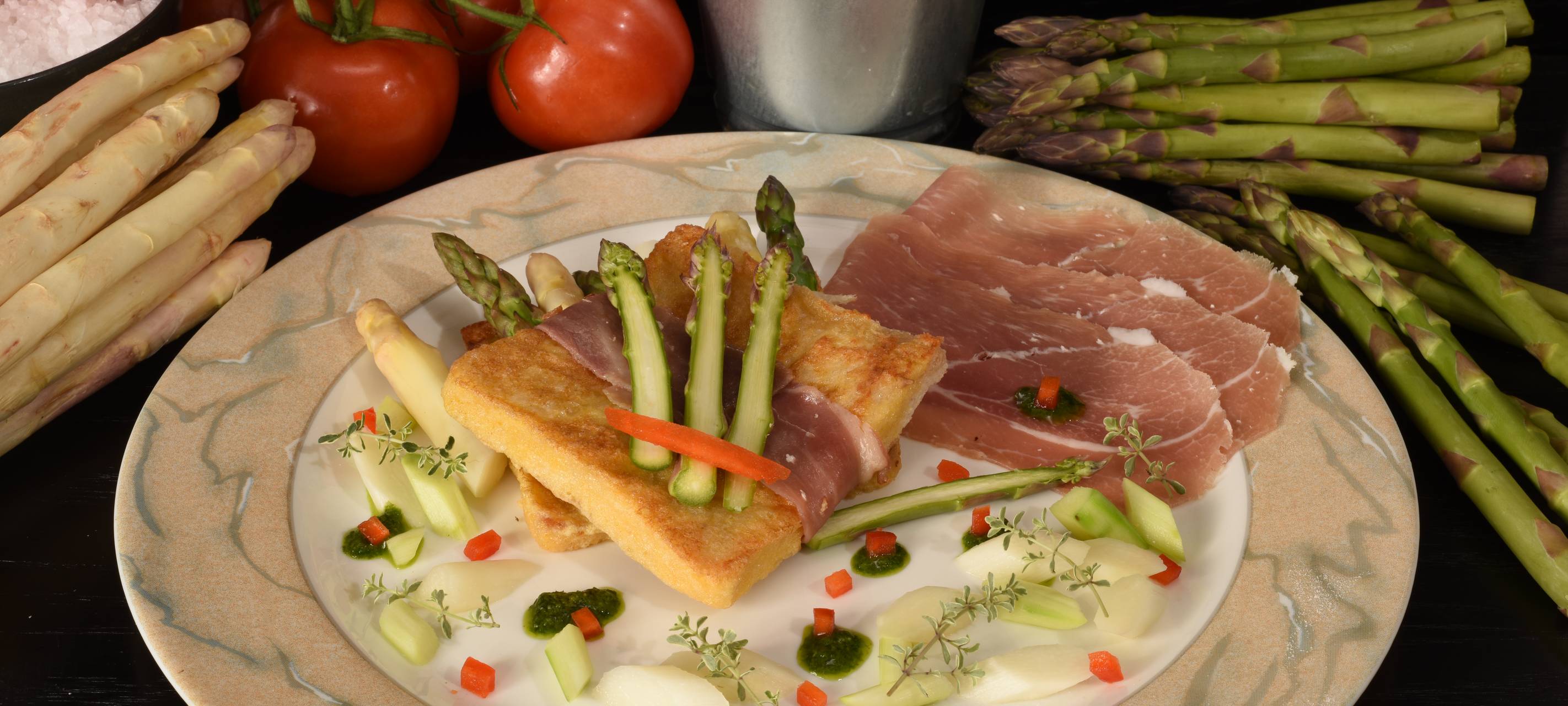 Armer Ritter würzig pikant mit buntem Spargel und Bergkäse