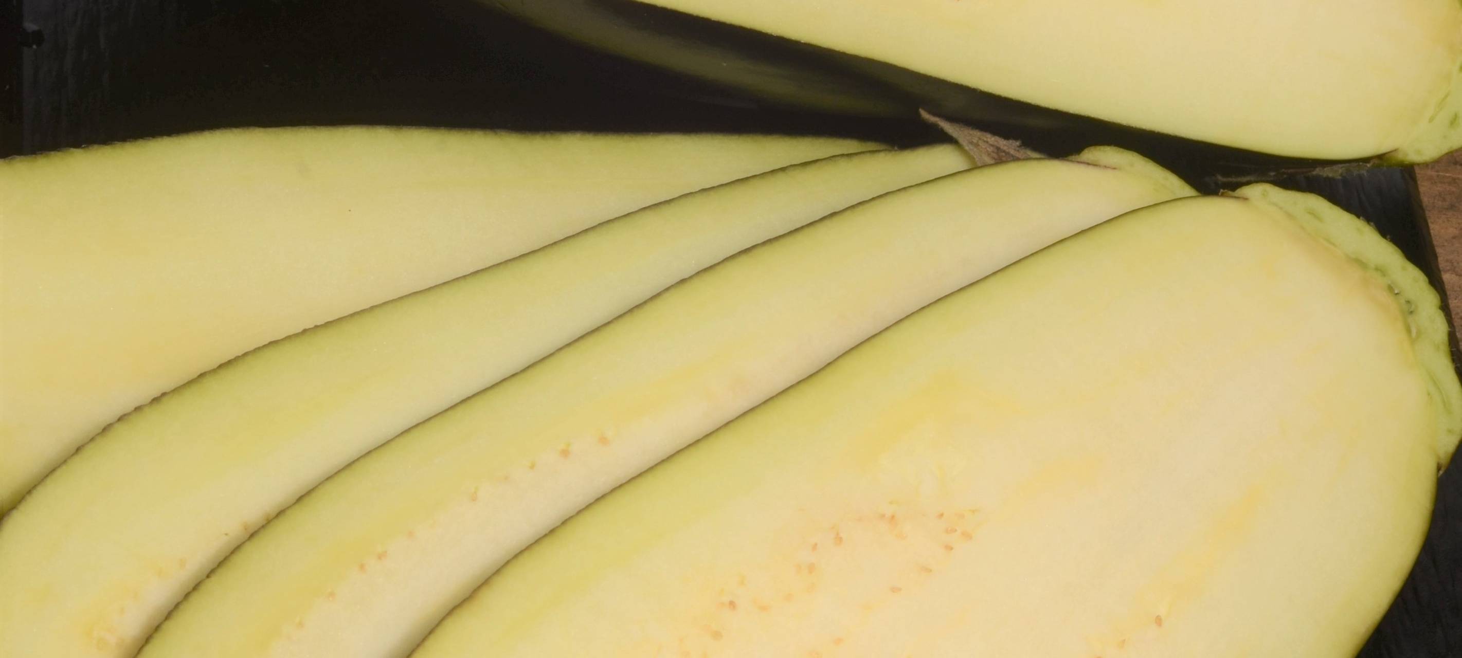 Hähnchenbrust auf Auberginenpüree mit Sesam und Dicken Bohnen