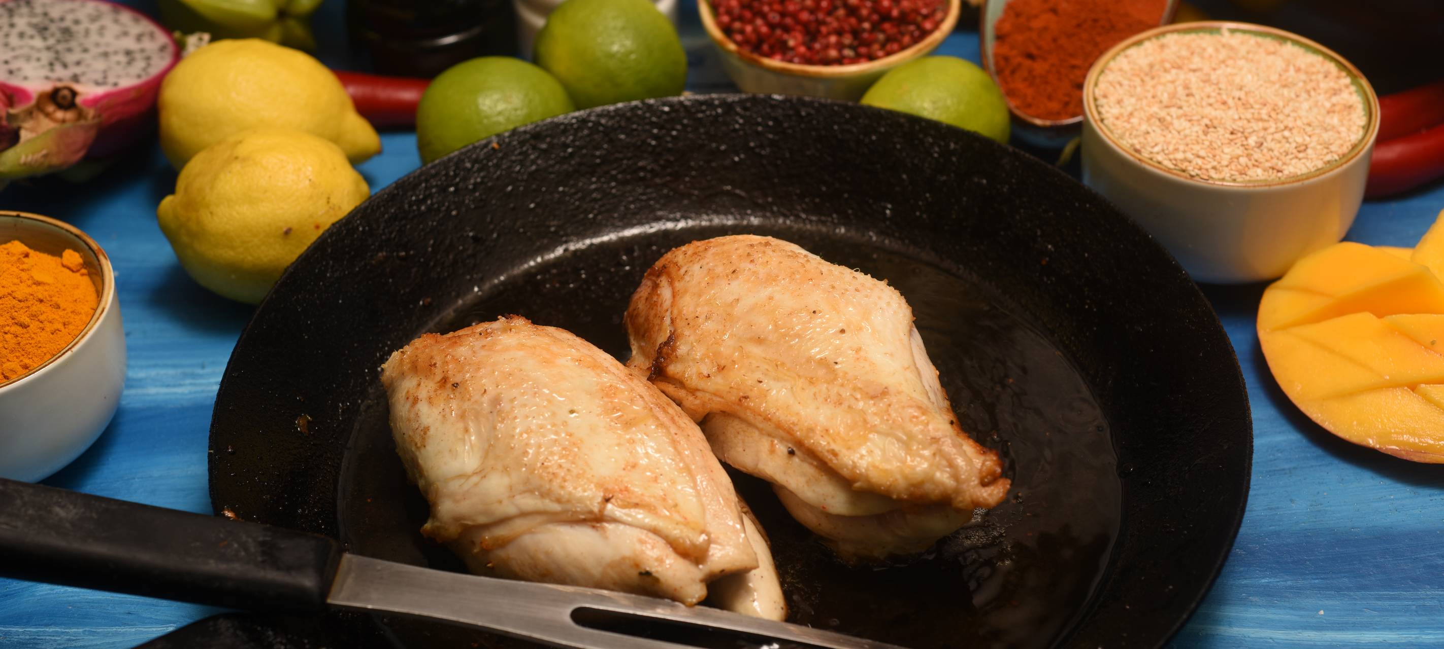 Hähnchenbrust auf Auberginenpüree mit Sesam und Dicken Bohnen