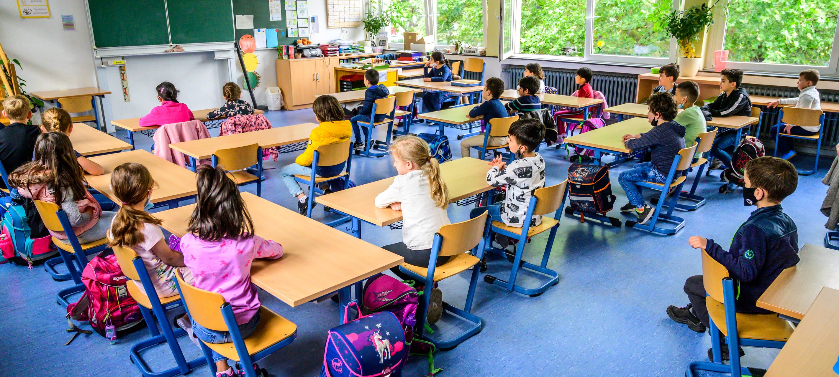 Grundschüler sitzen in einer Klasse