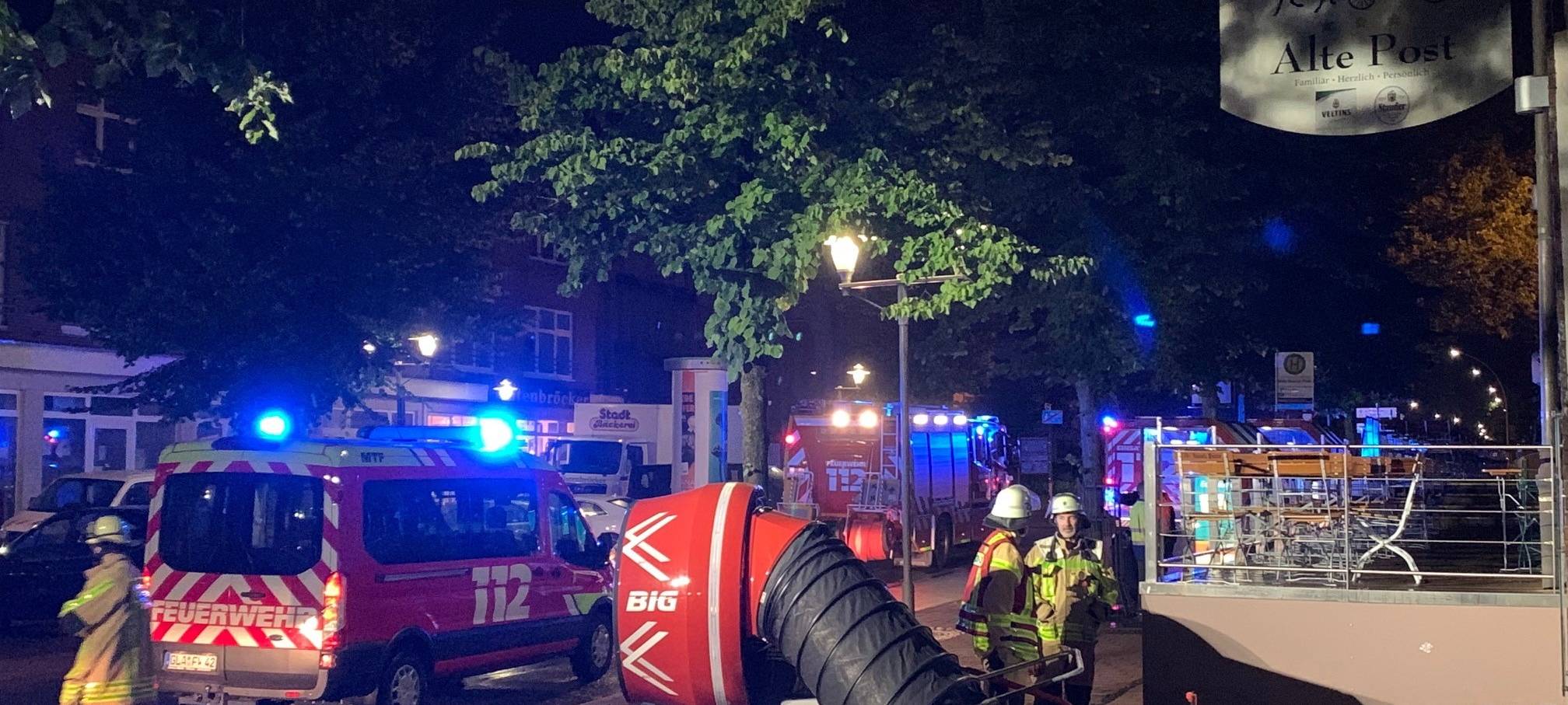 Die Gladbecker Feuerwehr mit dem Sauglüfter im Einsatz