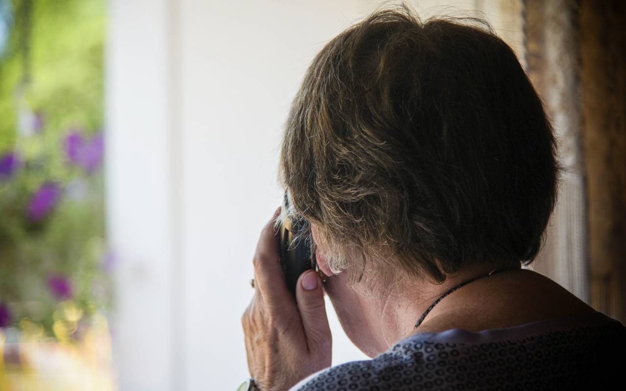 Eine Seniorin am Telefon