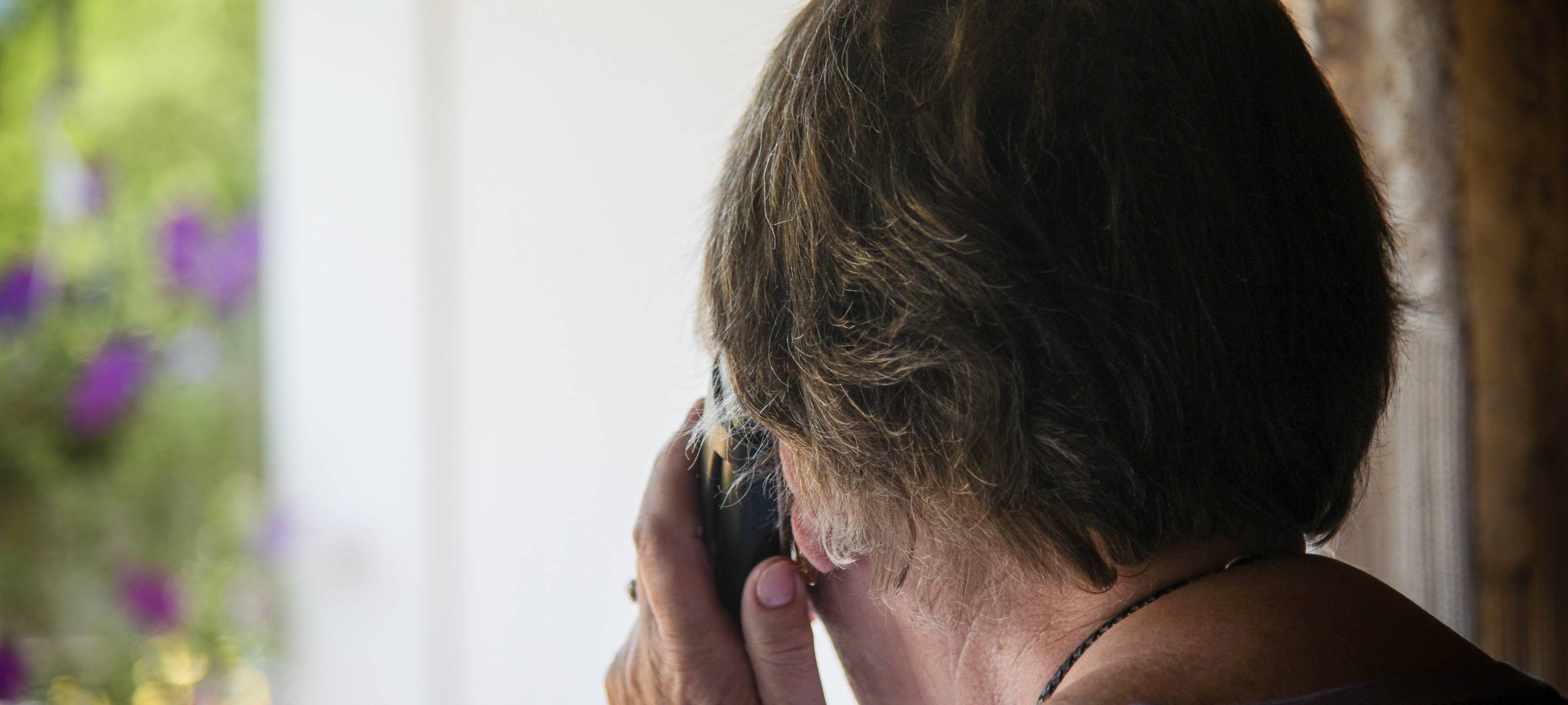 Eine Seniorin am Telefon