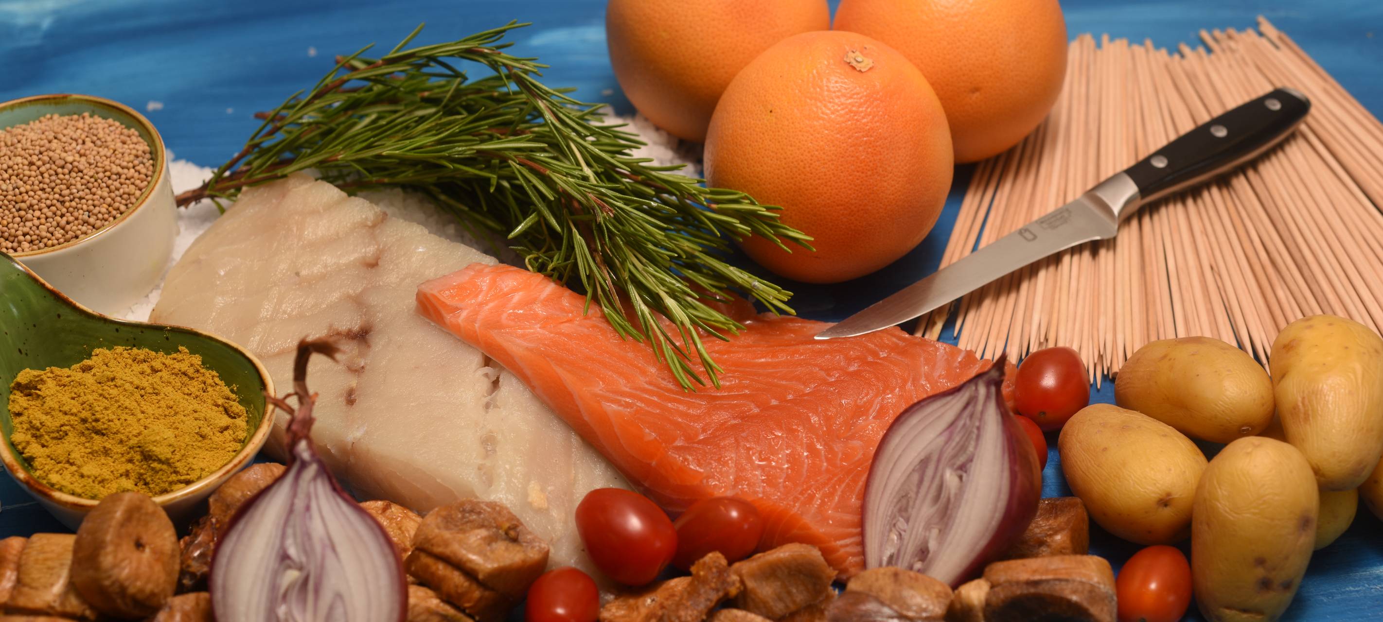 Seelachs-Spieße mit neuen Kartoffeln und Feigensenf auf Orangensalat