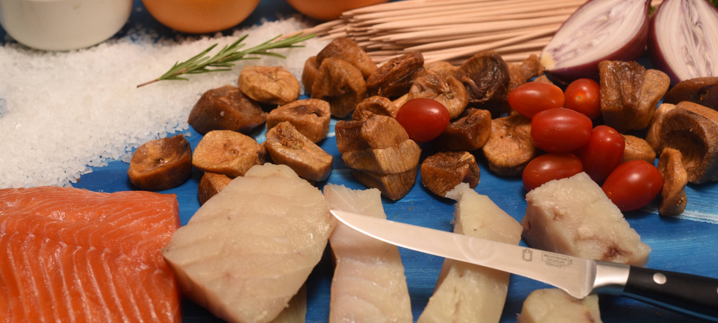 Seelachs-Spieße mit neuen Kartoffeln und Feigensenf auf Orangensalat