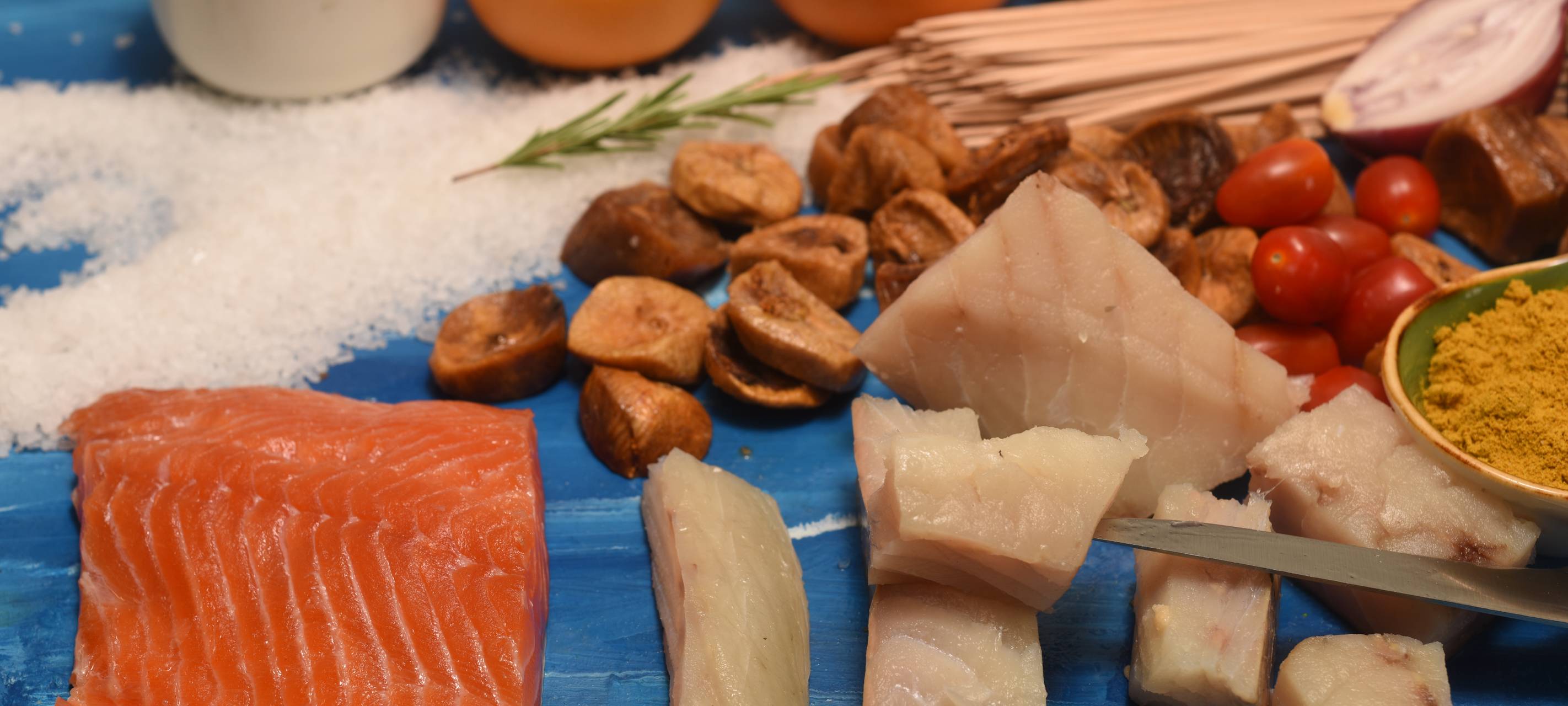 Seelachs-Spieße mit neuen Kartoffeln und Feigensenf auf Orangensalat