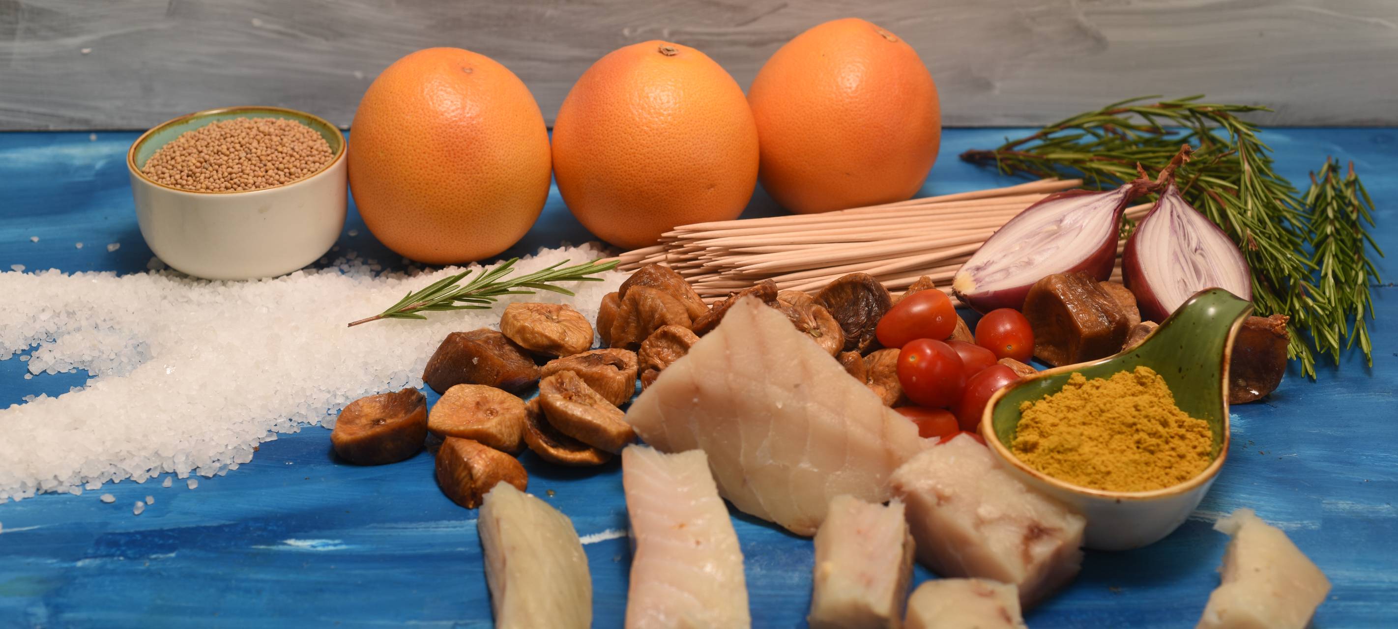 Seelachs-Spieße mit neuen Kartoffeln und Feigensenf auf Orangensalat