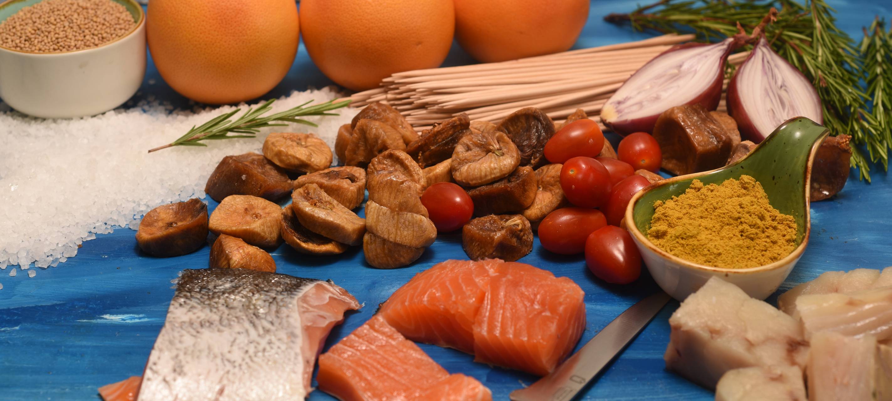 Seelachs-Spieße mit neuen Kartoffeln und Feigensenf auf Orangensalat