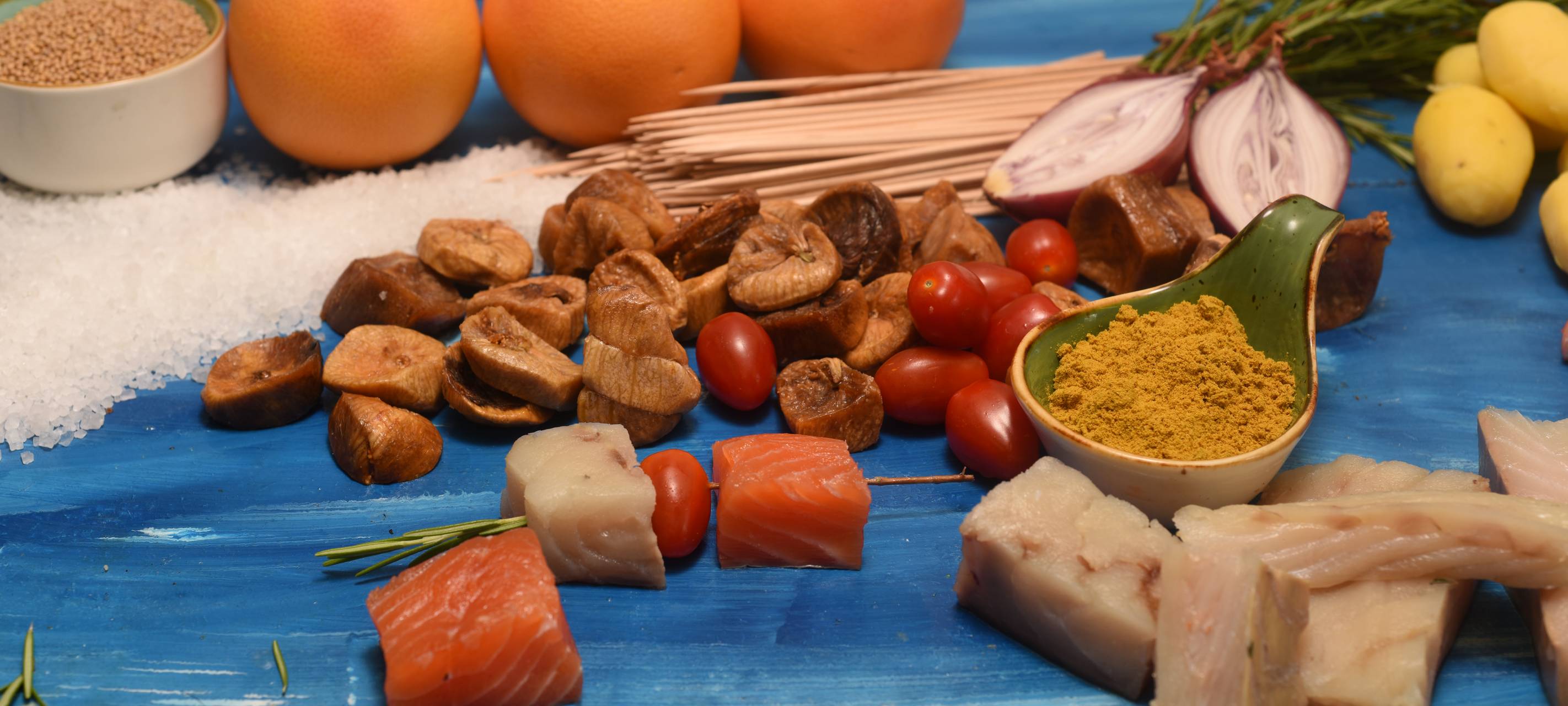 Seelachs-Spieße mit neuen Kartoffeln und Feigensenf auf Orangensalat