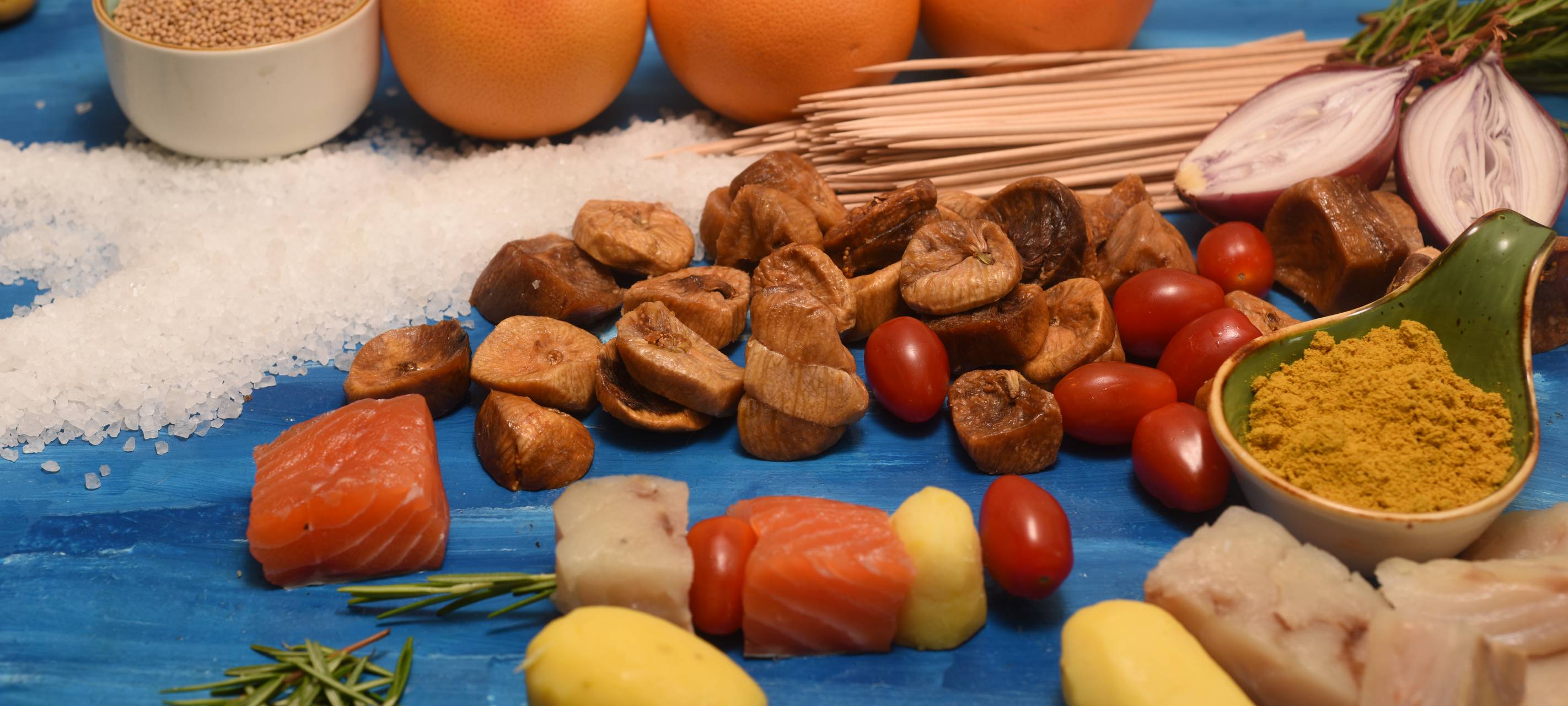 Seelachs-Spieße mit neuen Kartoffeln und Feigensenf auf Orangensalat