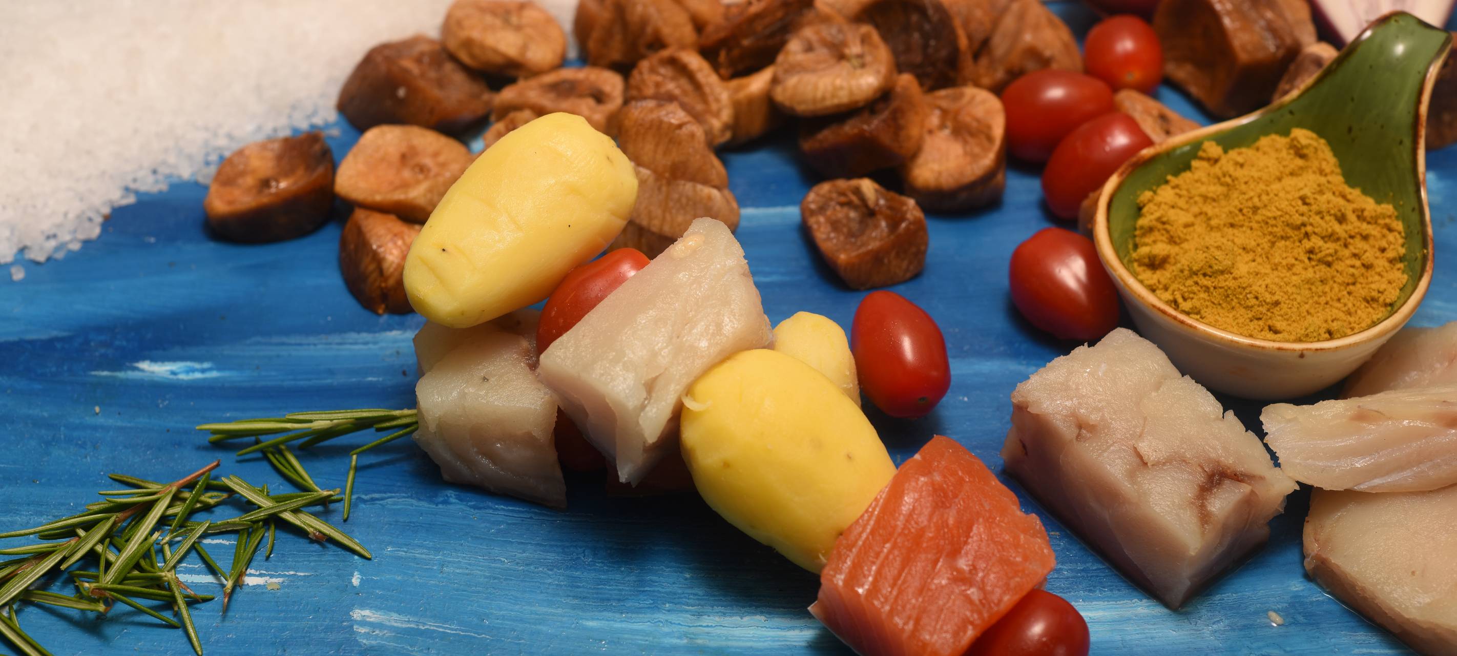 Seelachs-Spieße mit neuen Kartoffeln und Feigensenf auf Orangensalat