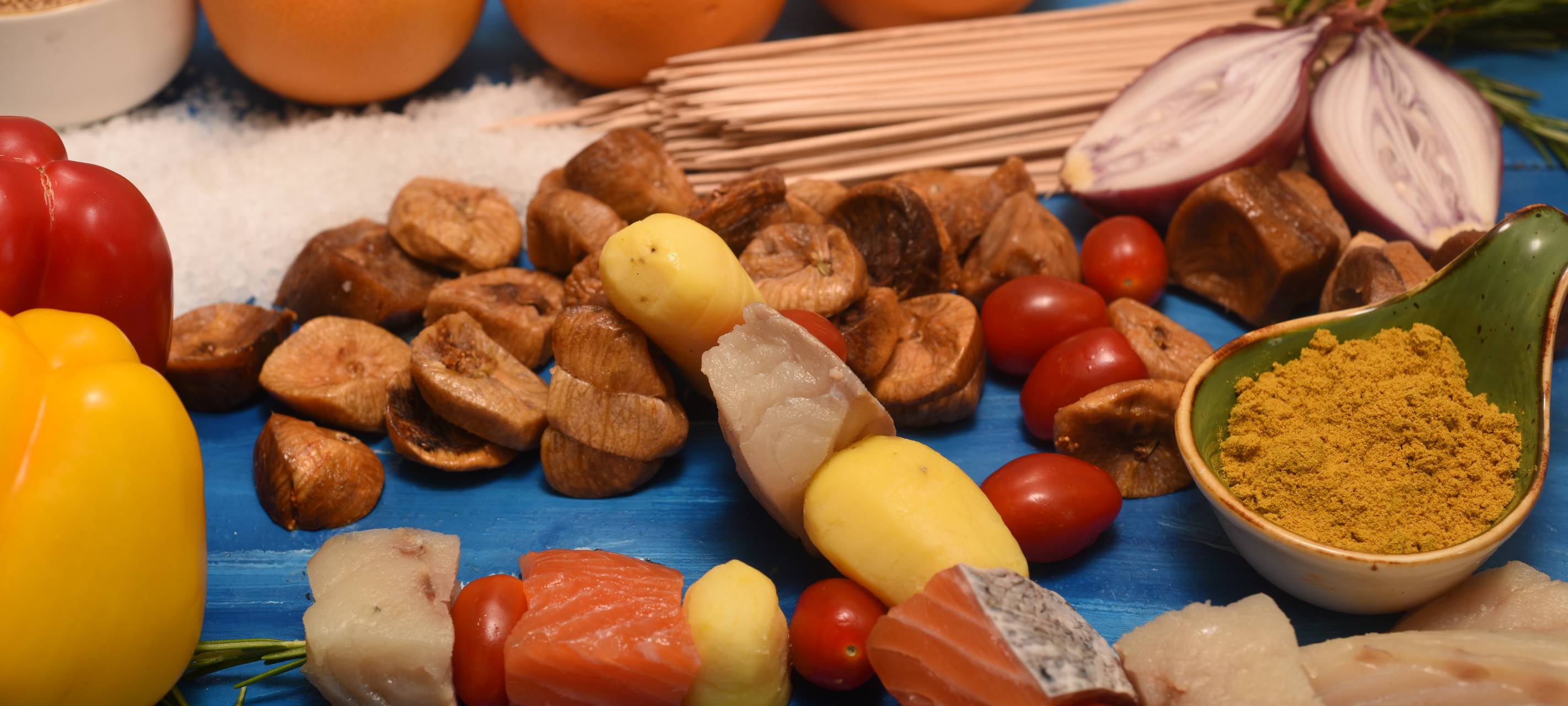 Seelachs-Spieße mit neuen Kartoffeln und Feigensenf auf Orangensalat