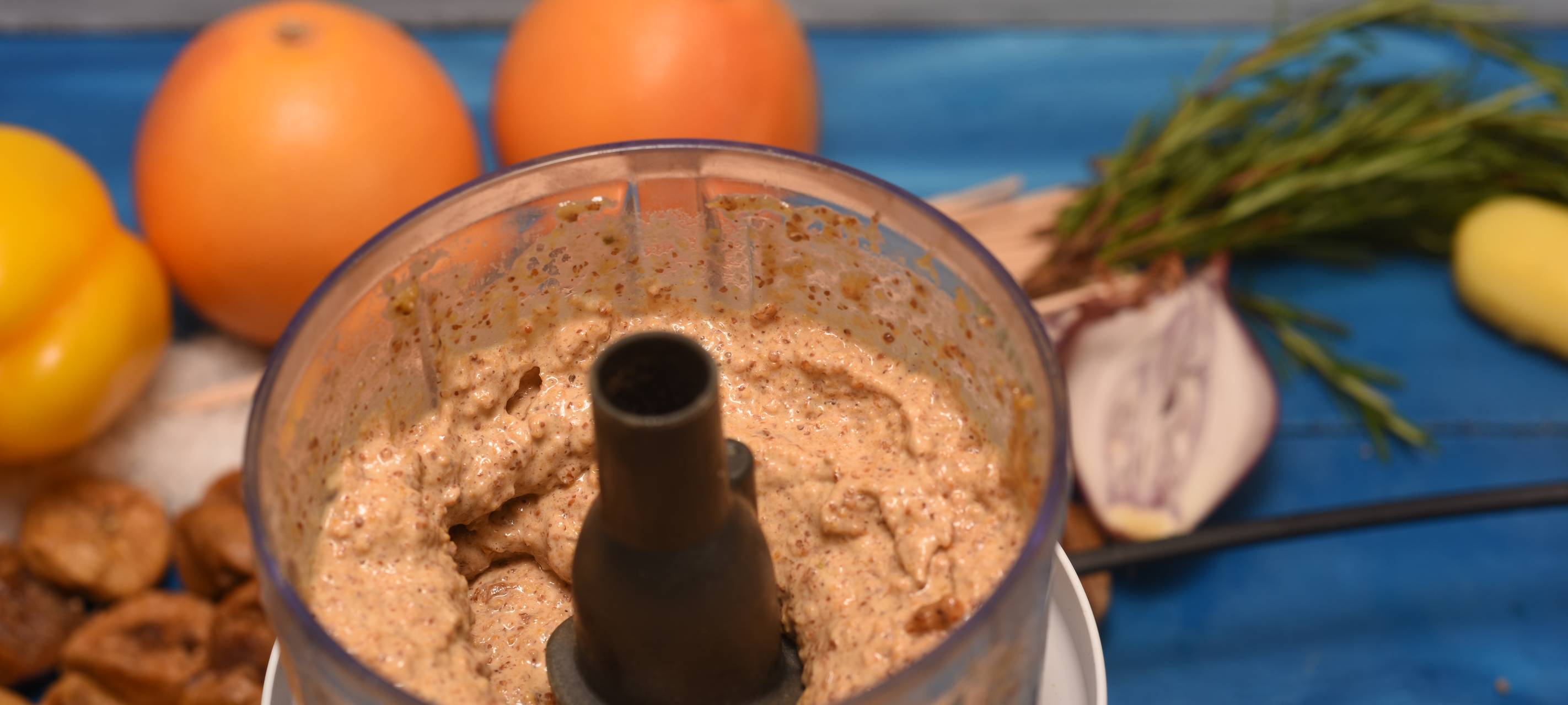 Seelachs-Spieße mit neuen Kartoffeln und Feigensenf auf Orangensalat