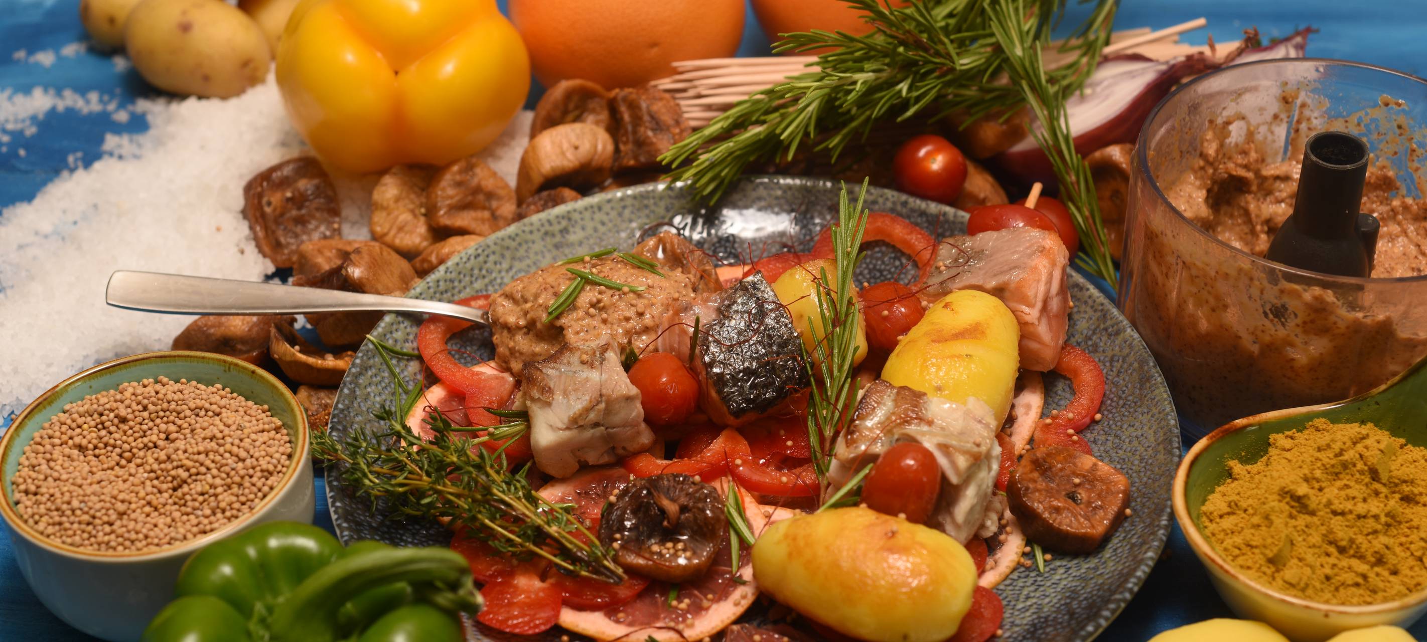 Seelachs-Spieße mit neuen Kartoffeln und Feigensenf auf Orangensalat