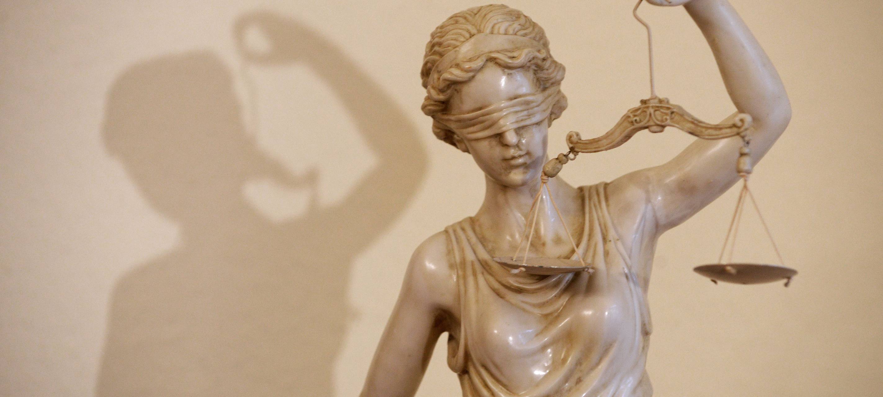 Eine Justizia-Statue im Gericht