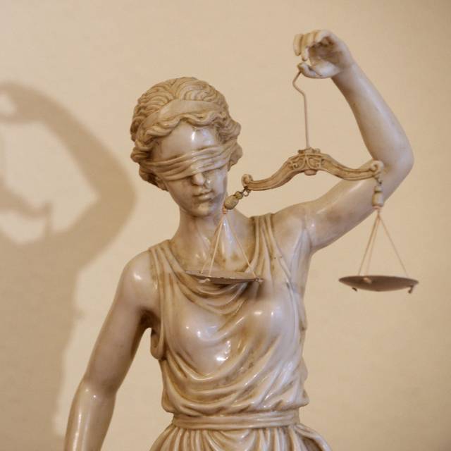 Eine Justizia-Statue im Gericht