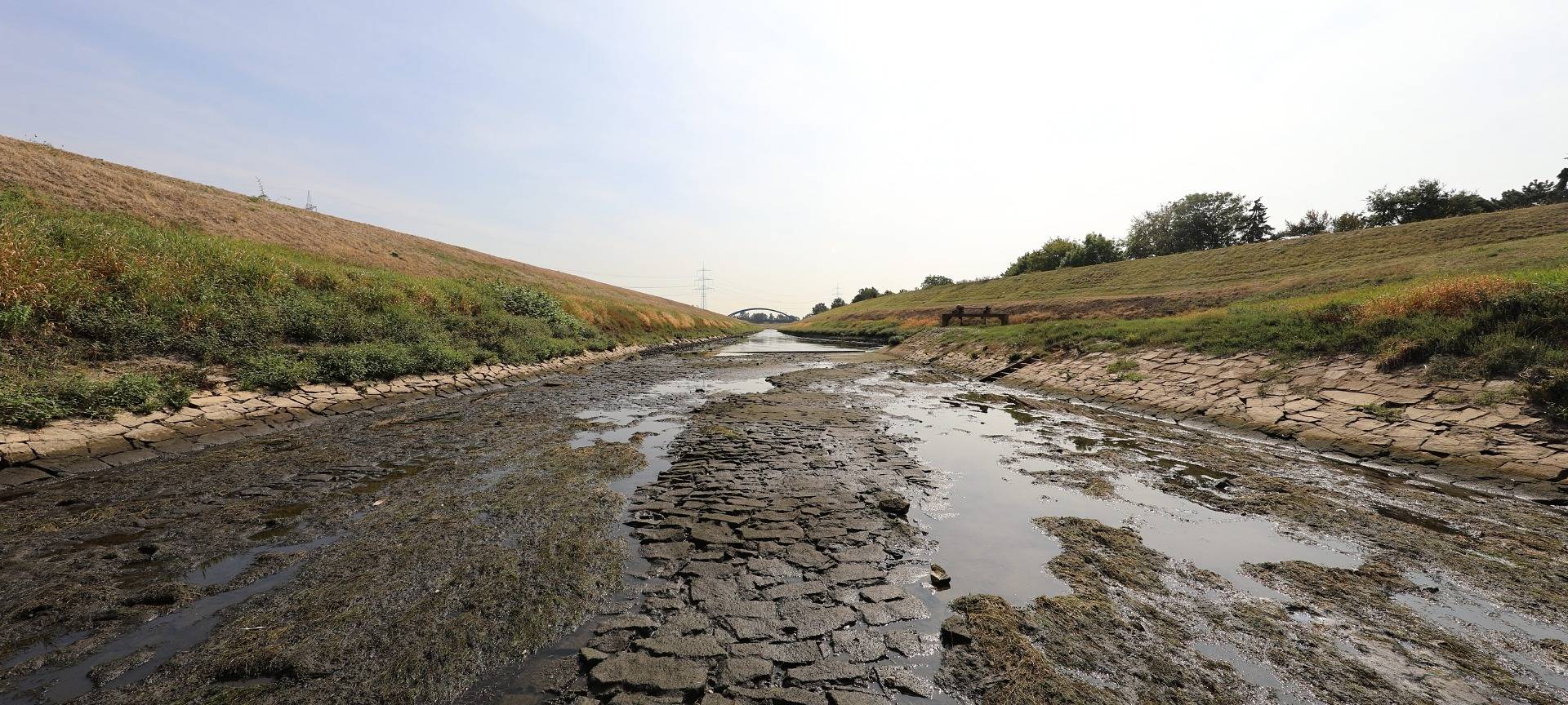 Ausgetrocknetes Flussbett der Emscher in Dinslaken