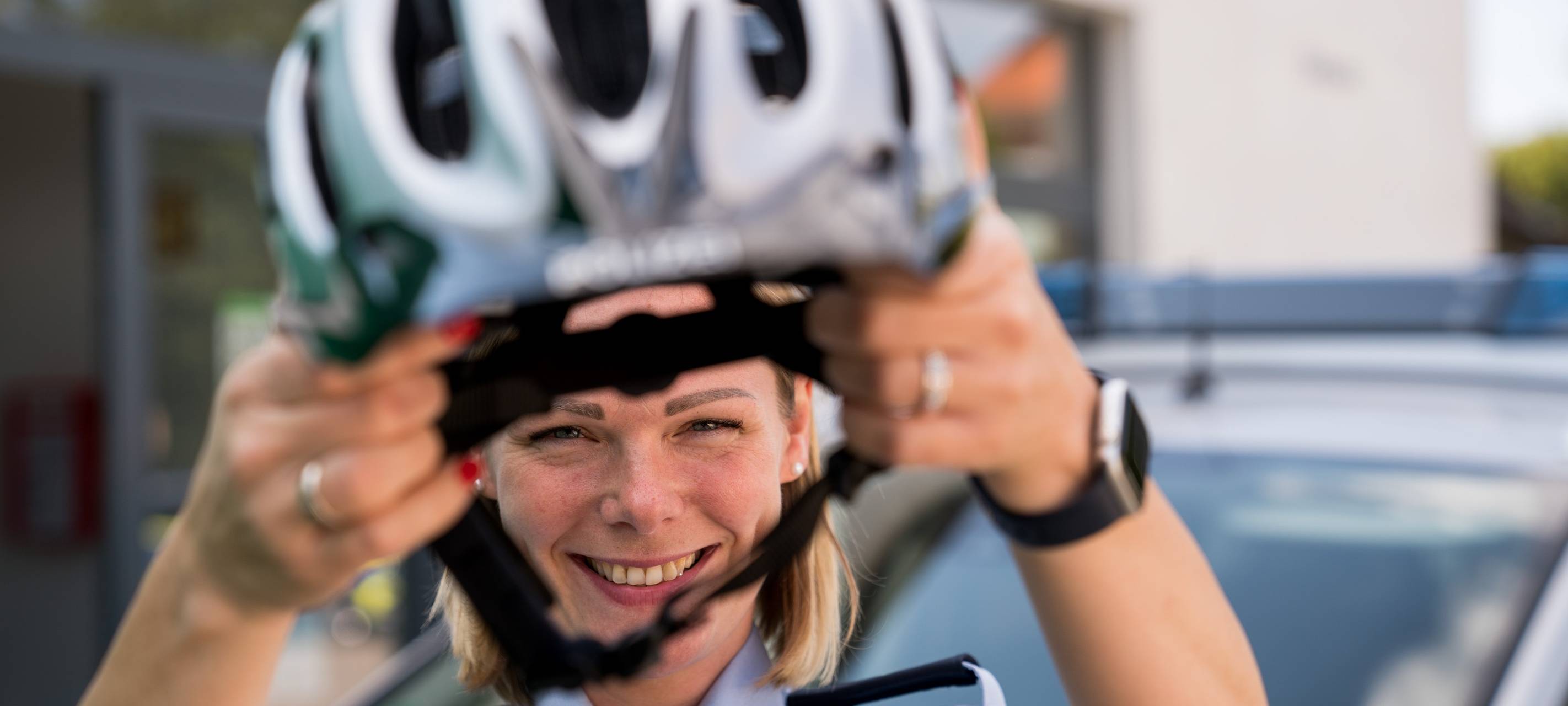 Polizistin hält einen Fahrradhelm