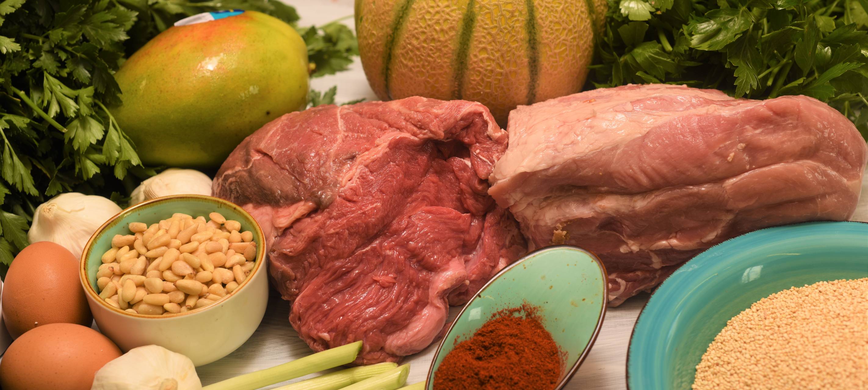 Frikadellen mit Nüssen und Kernen an sommerlichem Quinoa-Salat