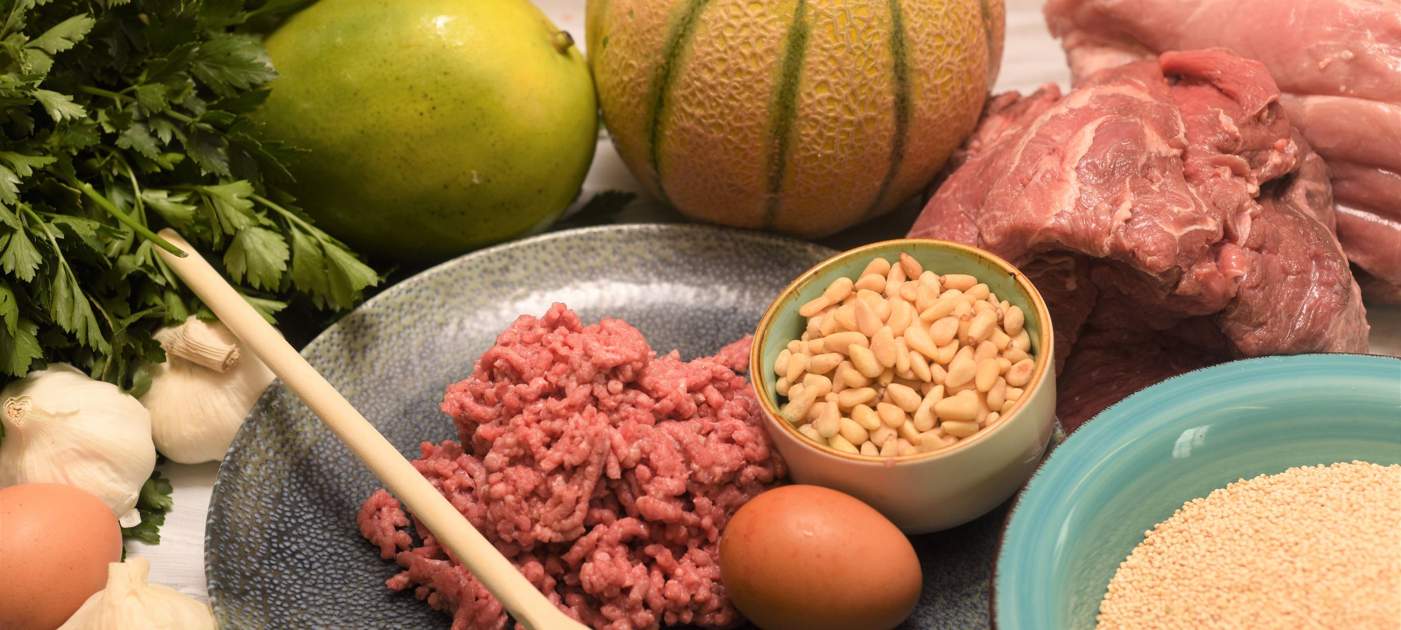 Frikadellen mit Nüssen und Kernen an sommerlichem Quinoa-Salat