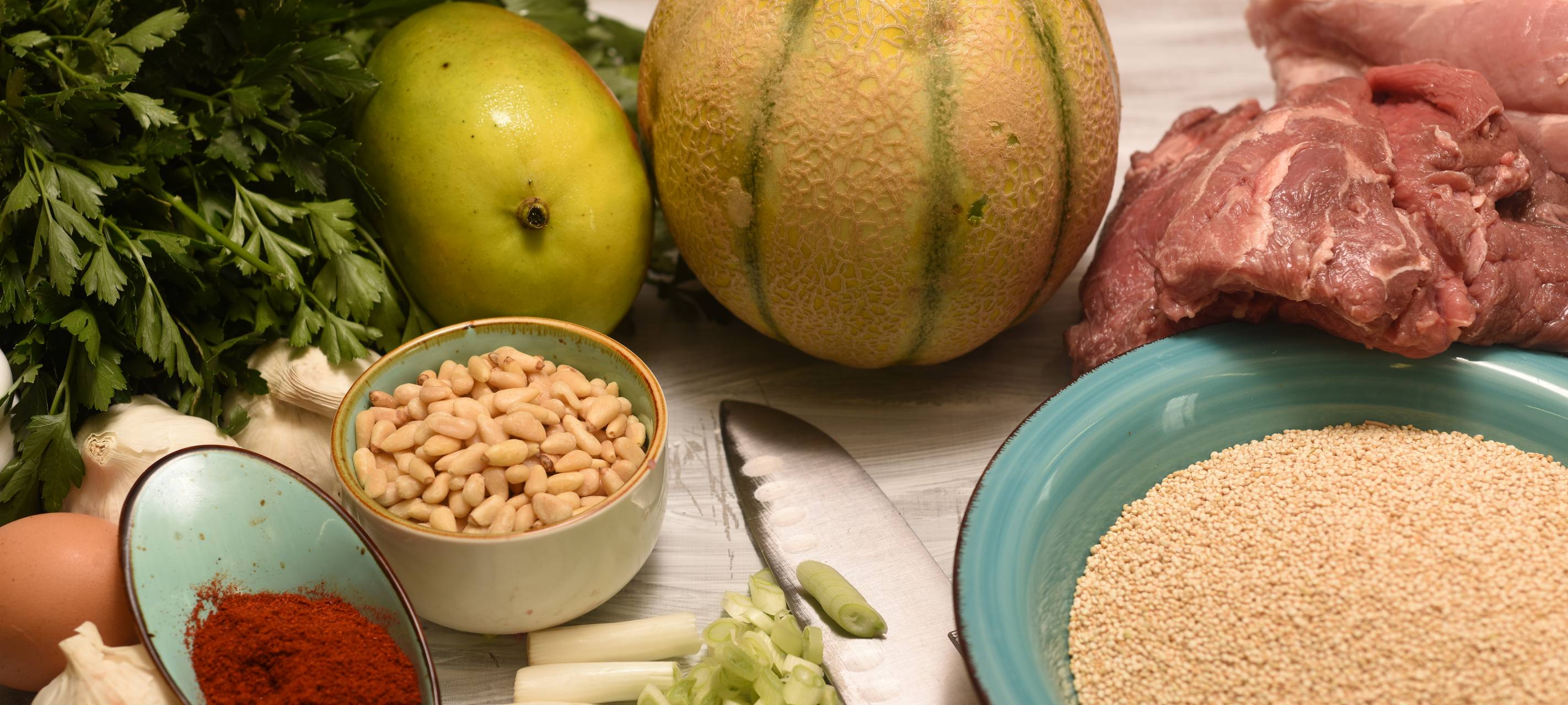 Frikadellen mit Nüssen und Kernen an sommerlichem Quinoa-Salat
