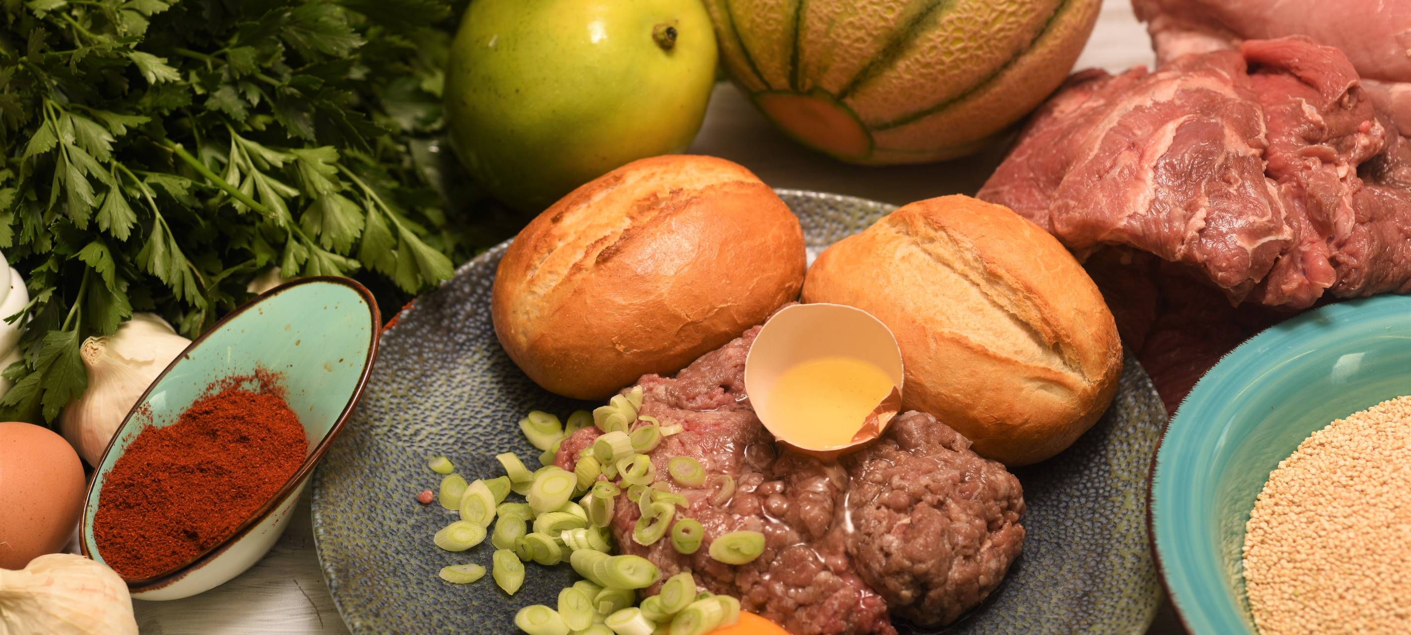 Frikadellen mit Nüssen und Kernen an sommerlichem Quinoa-Salat