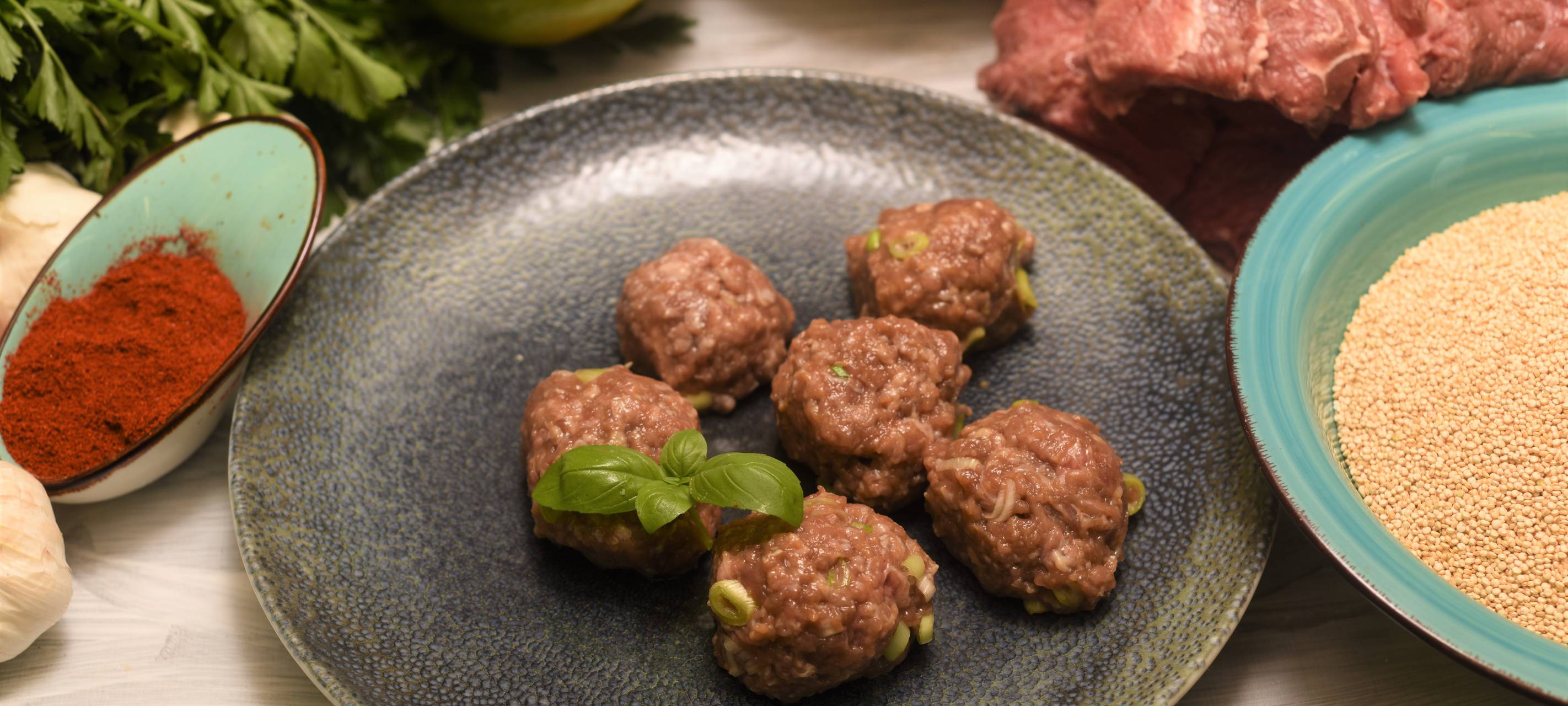 Frikadellen mit Nüssen und Kernen an sommerlichem Quinoa-Salat