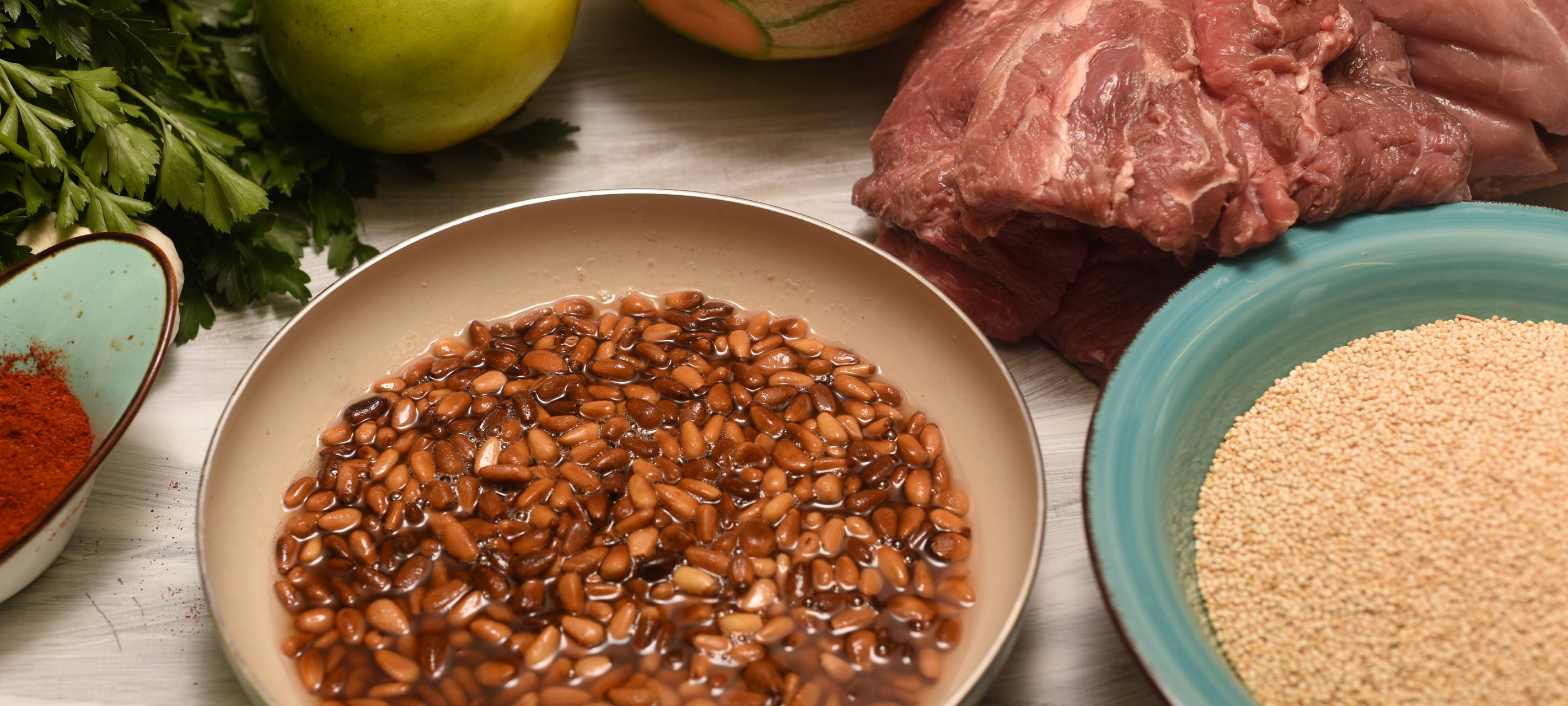 Frikadellen mit Nüssen und Kernen an sommerlichem Quinoa-Salat