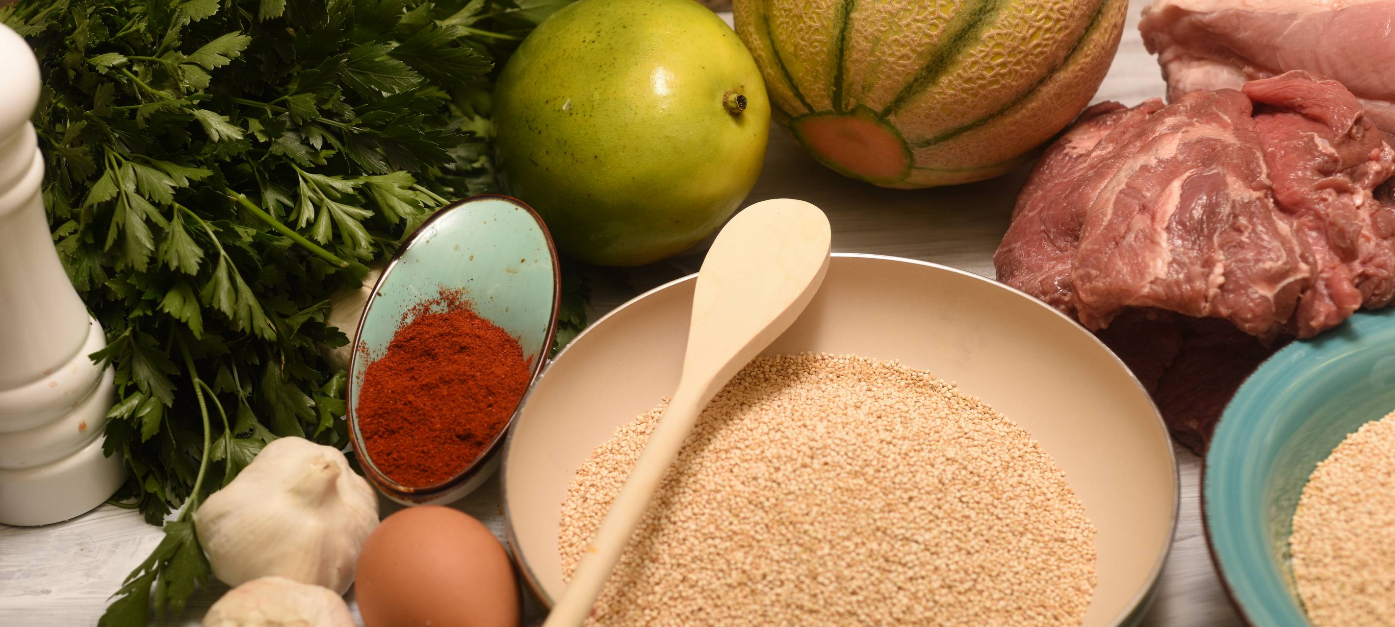 Frikadellen mit Nüssen und Kernen an sommerlichem Quinoa-Salat