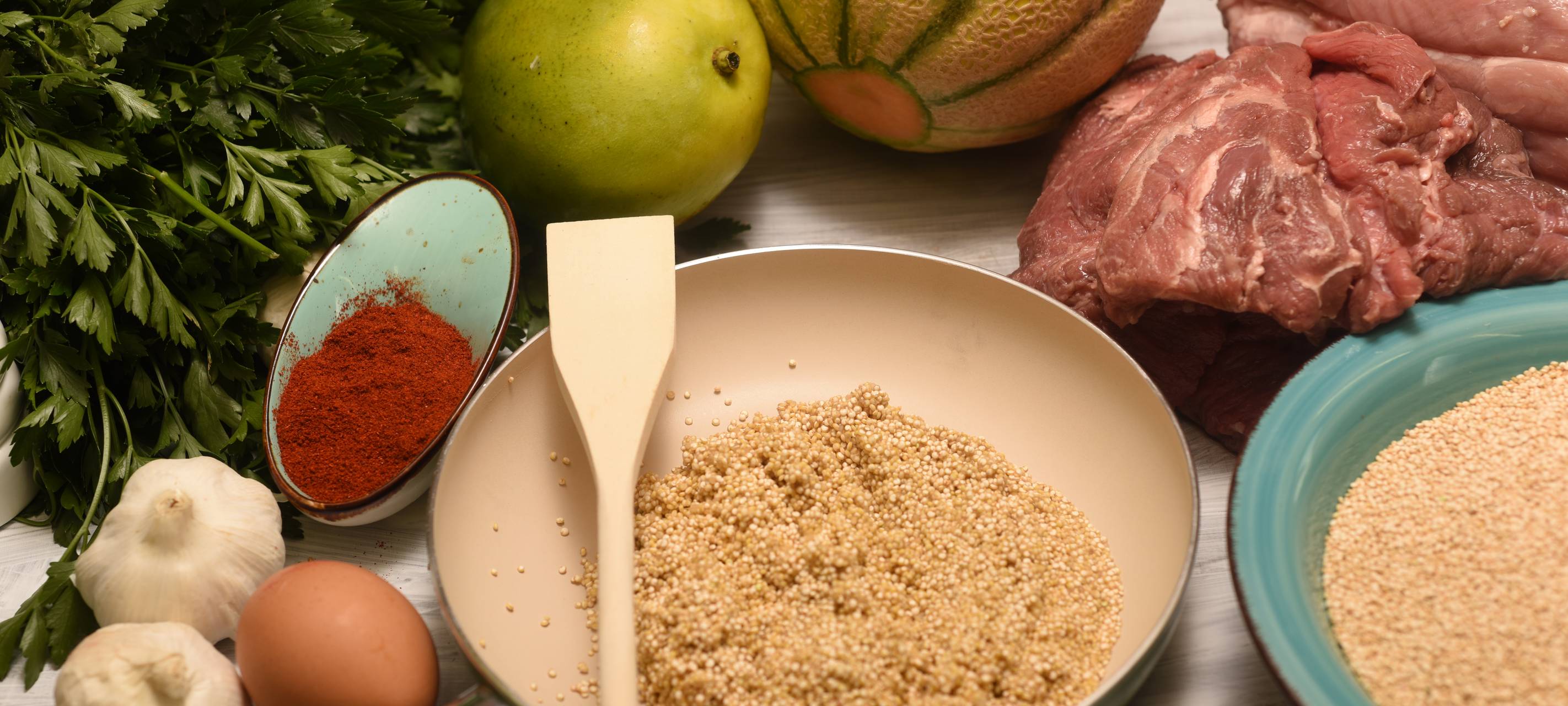 Frikadellen mit Nüssen und Kernen an sommerlichem Quinoa-Salat