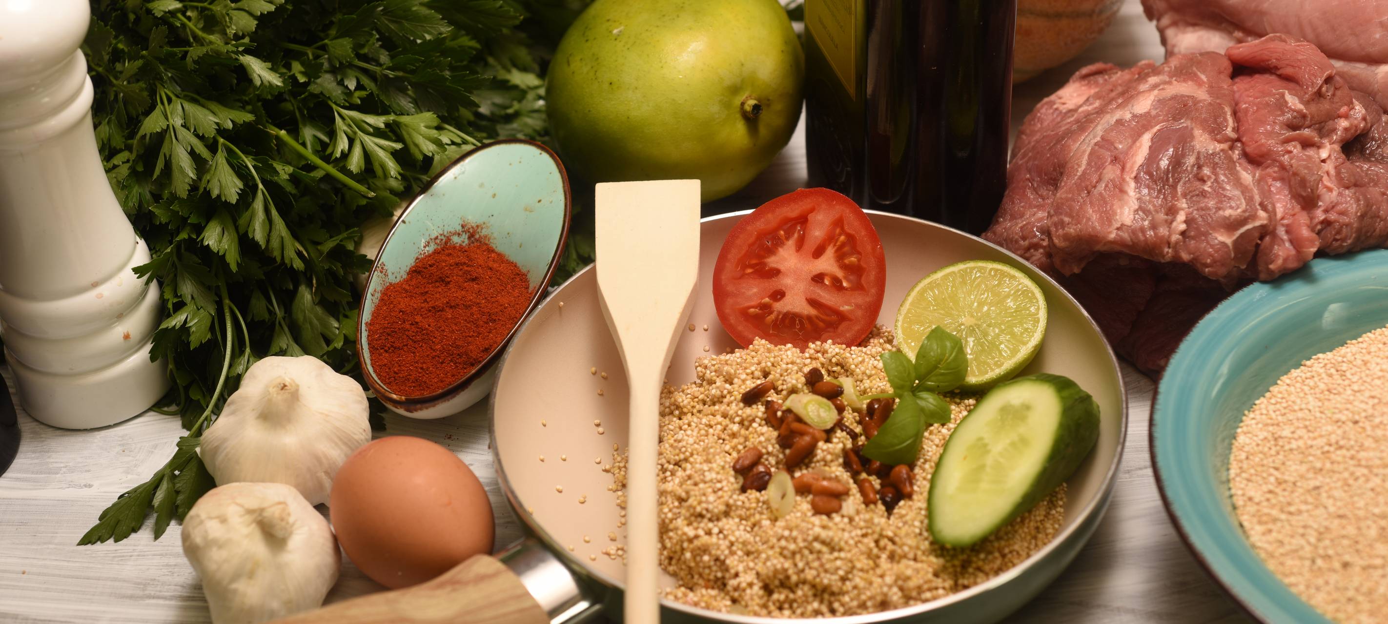 Frikadellen mit Nüssen und Kernen an sommerlichem Quinoa-Salat
