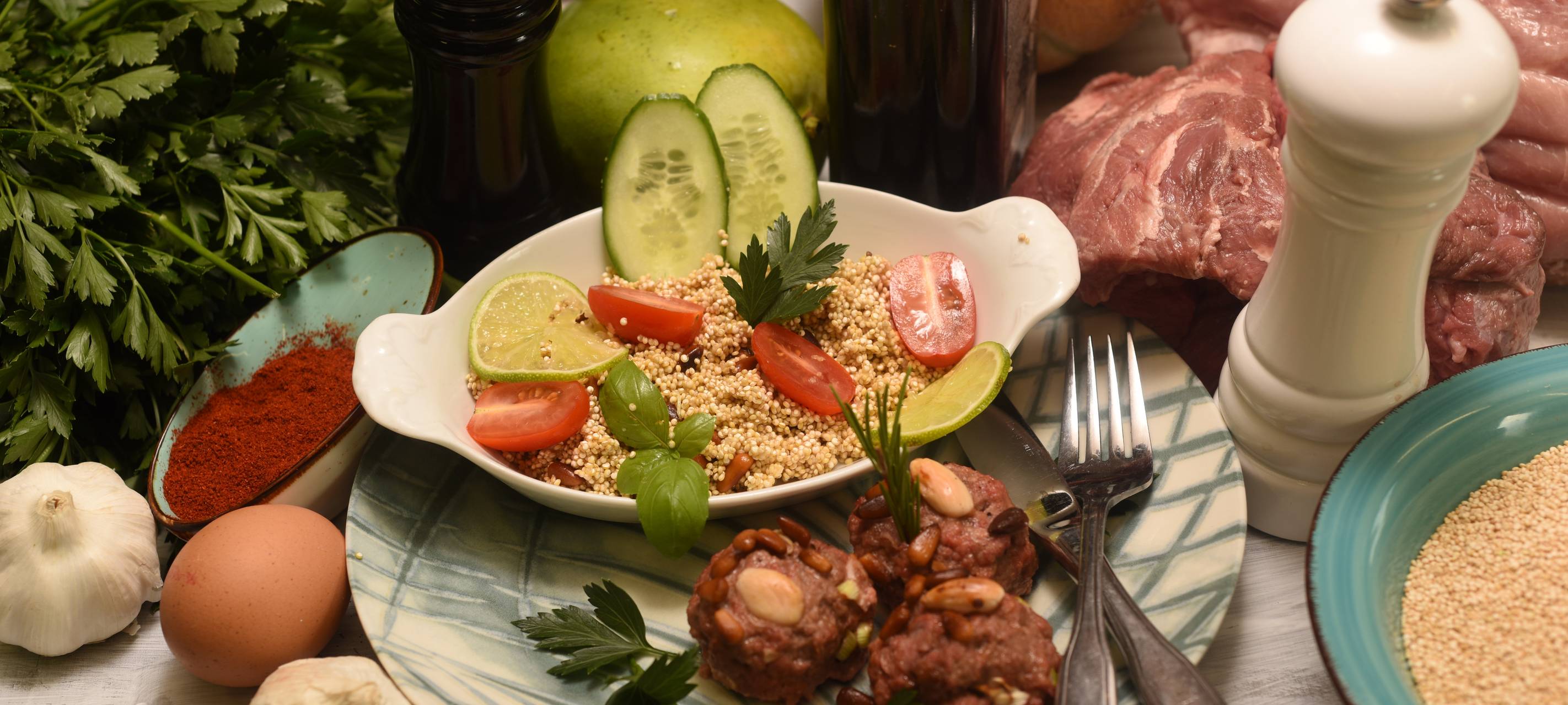Frikadellen mit Nüssen und Kernen an sommerlichem Quinoa-Salat