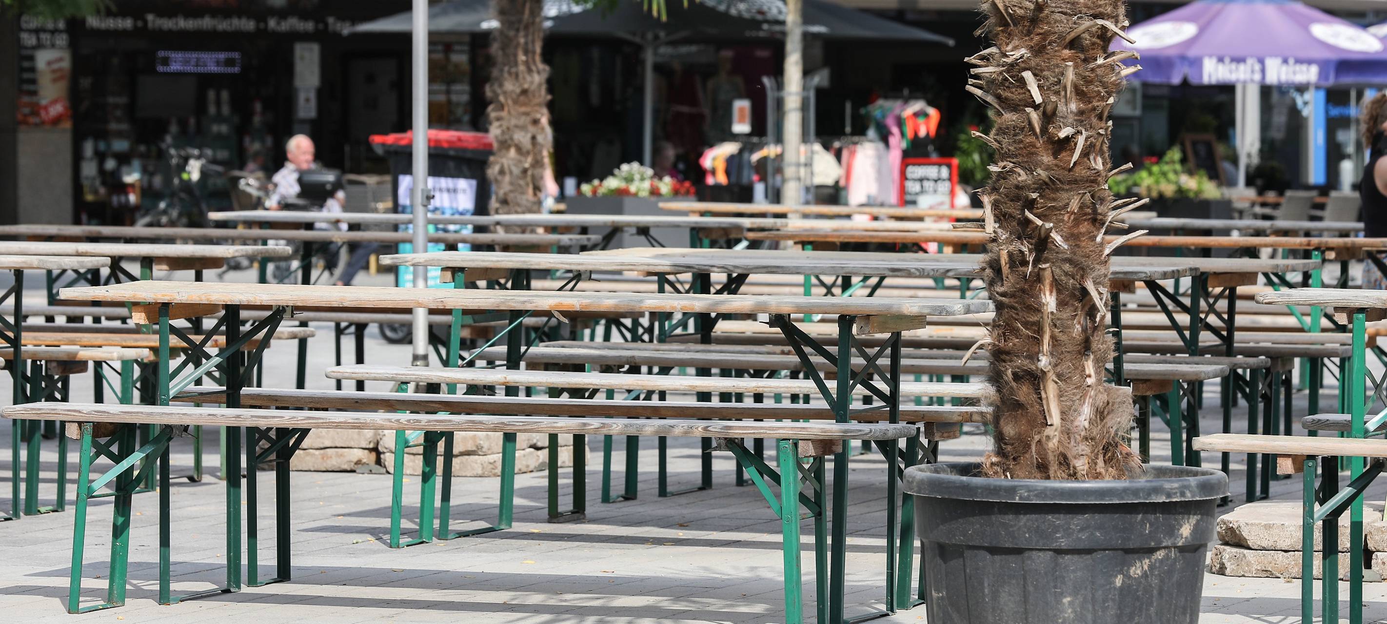 Bierbänke auf dem Heinrich-König-Platz in Gelsenkirchen