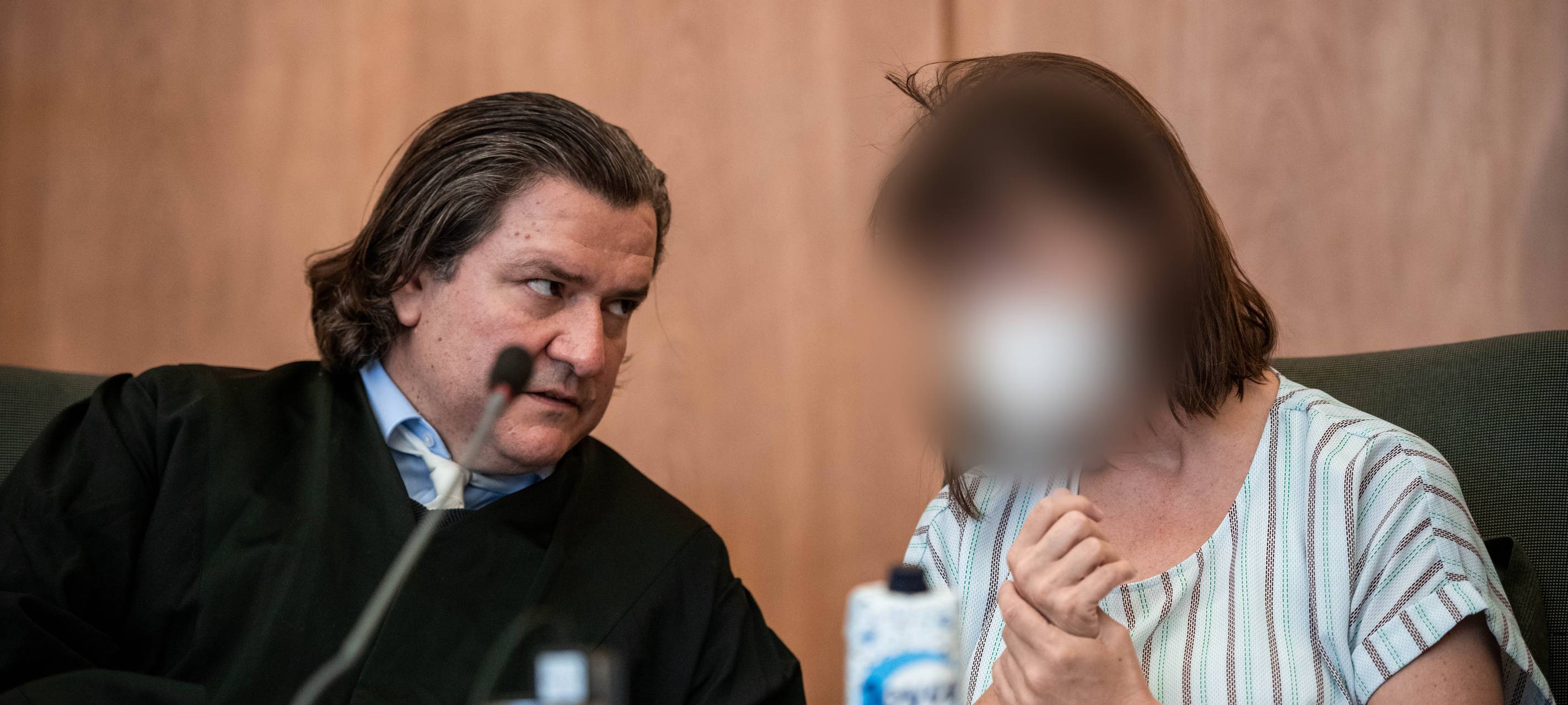 Mordprozess am Landgericht Essen: Die Angeklagte Larissa H. mit ihrem Anwalt