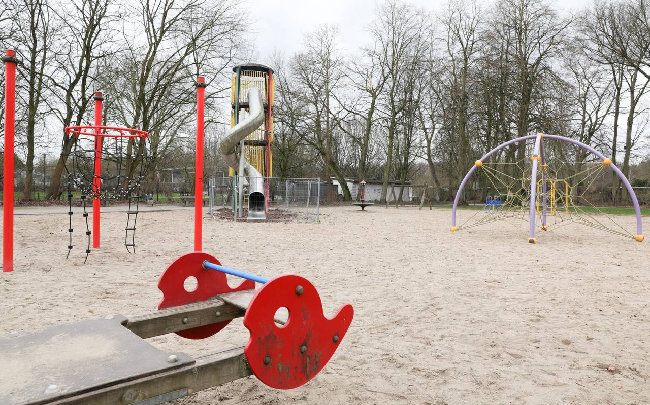 Verwaiste Spielgeräte auf dem Spielplatz im Bottroper Stadtgarten