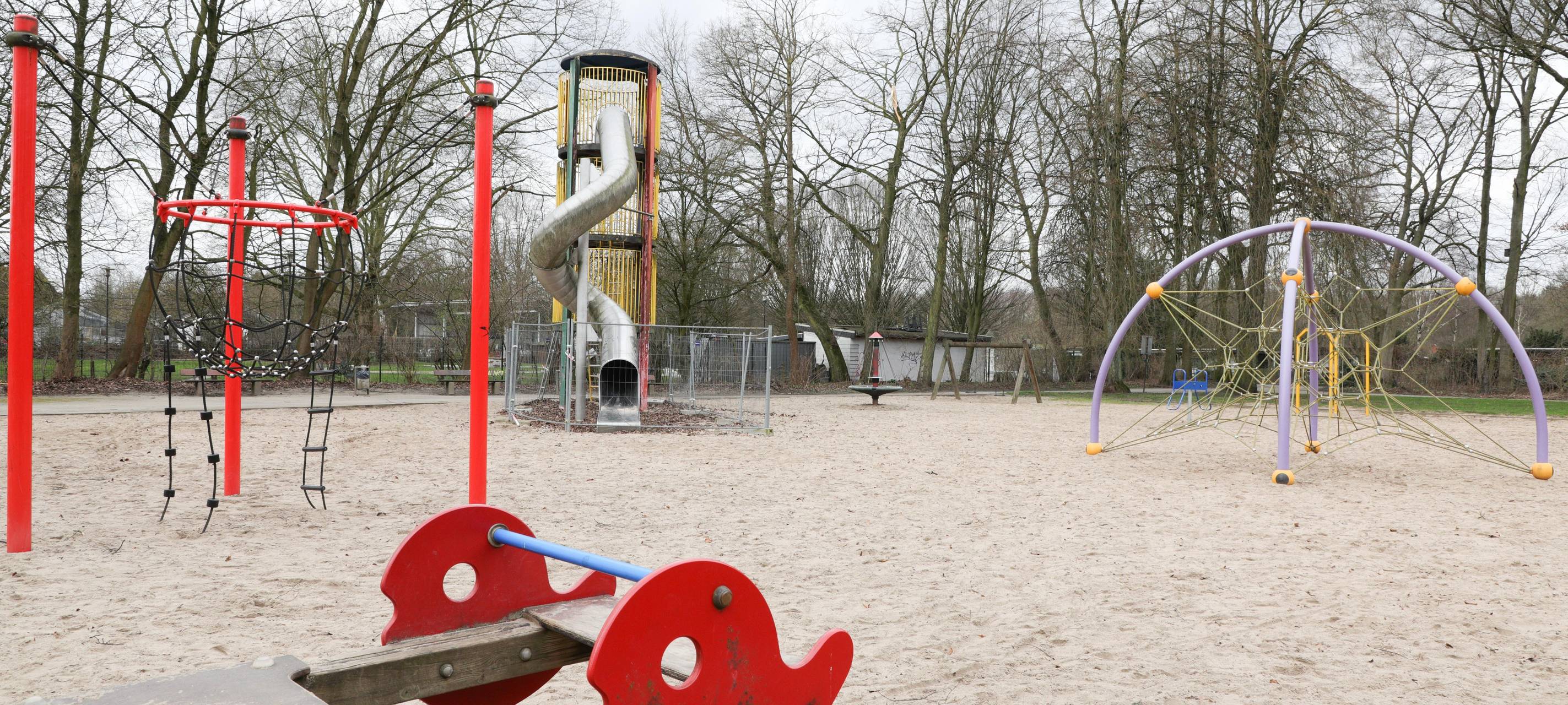 Verwaiste Spielgeräte auf dem Spielplatz im Bottroper Stadtgarten