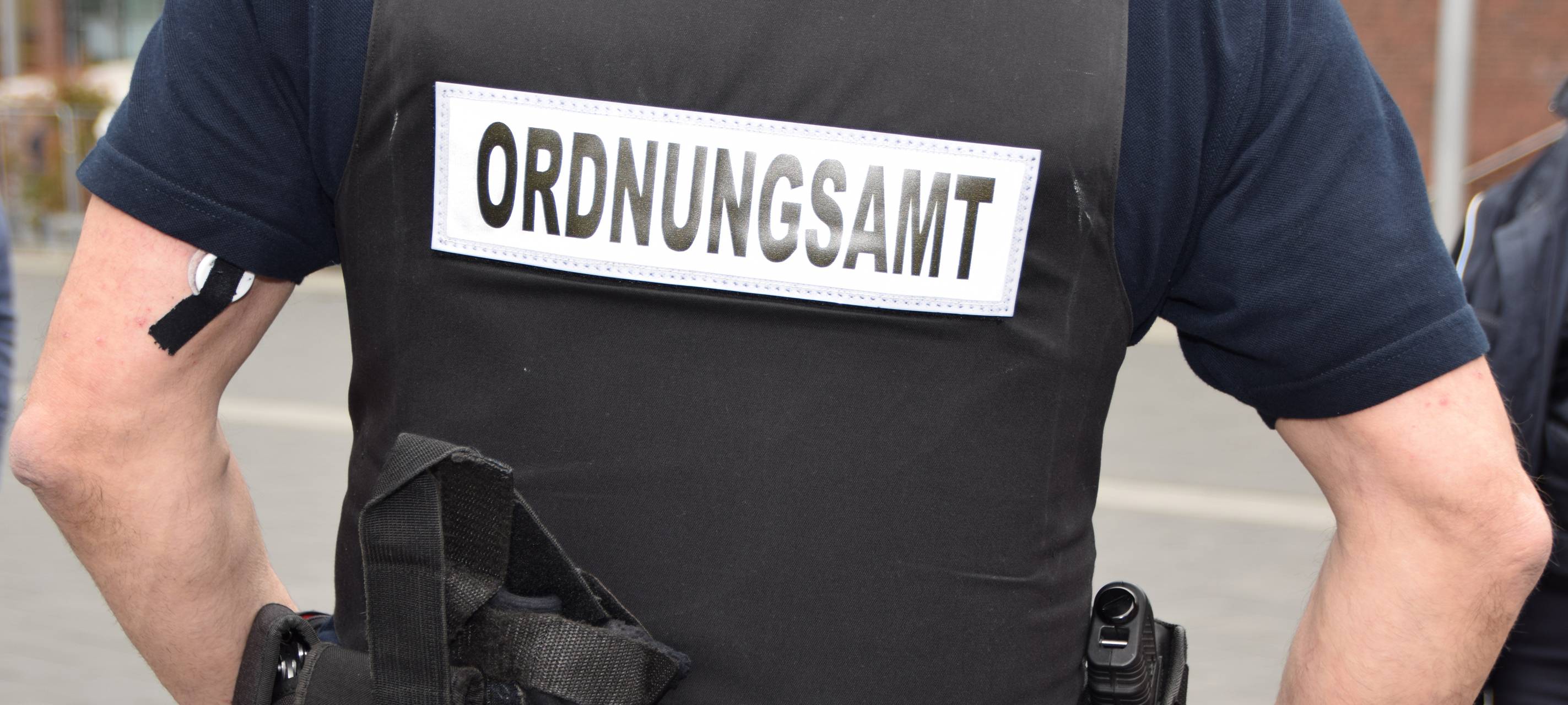 Mitarbeiter des Kommunalen Ordnungsdienstes von hinten