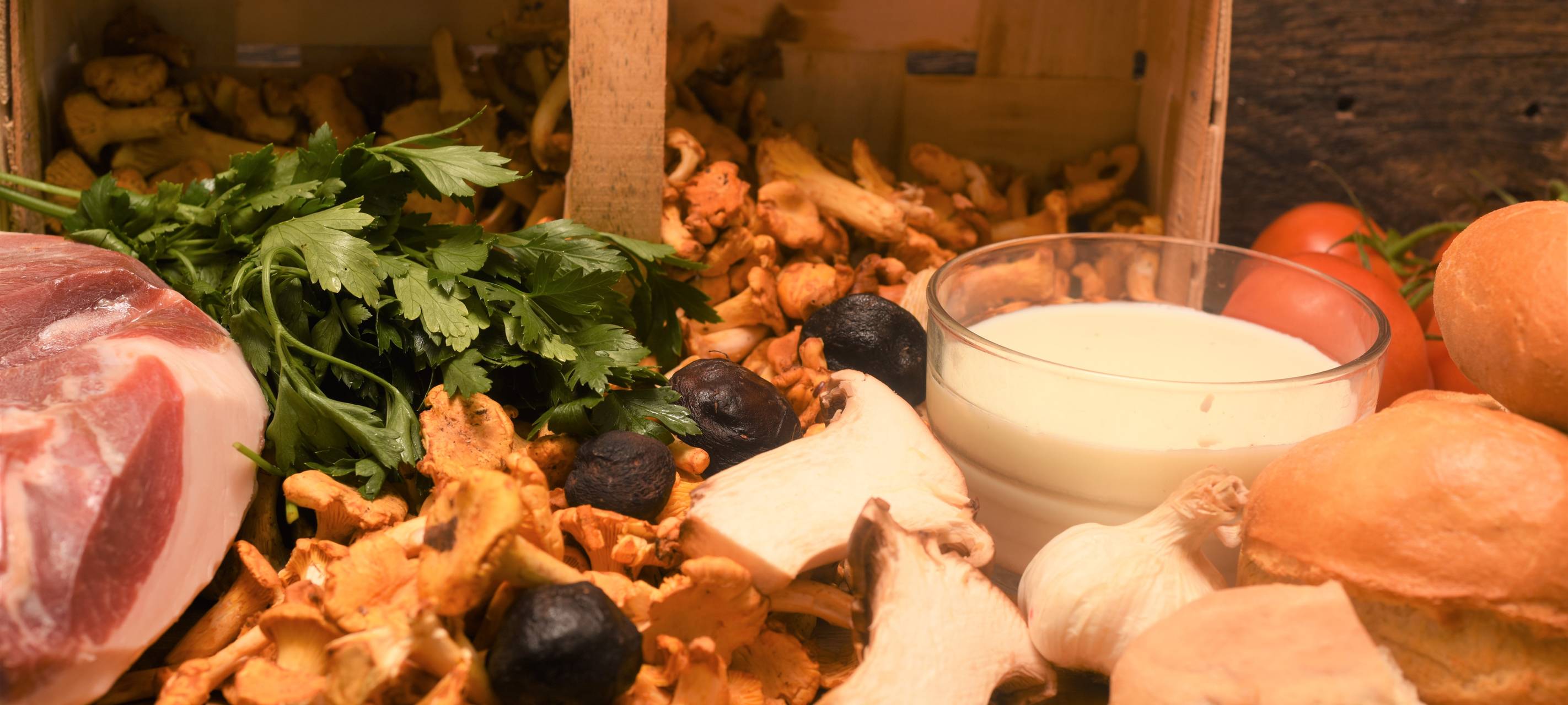Semmelknödel mit Pfifferlingen in Kräuterrahm