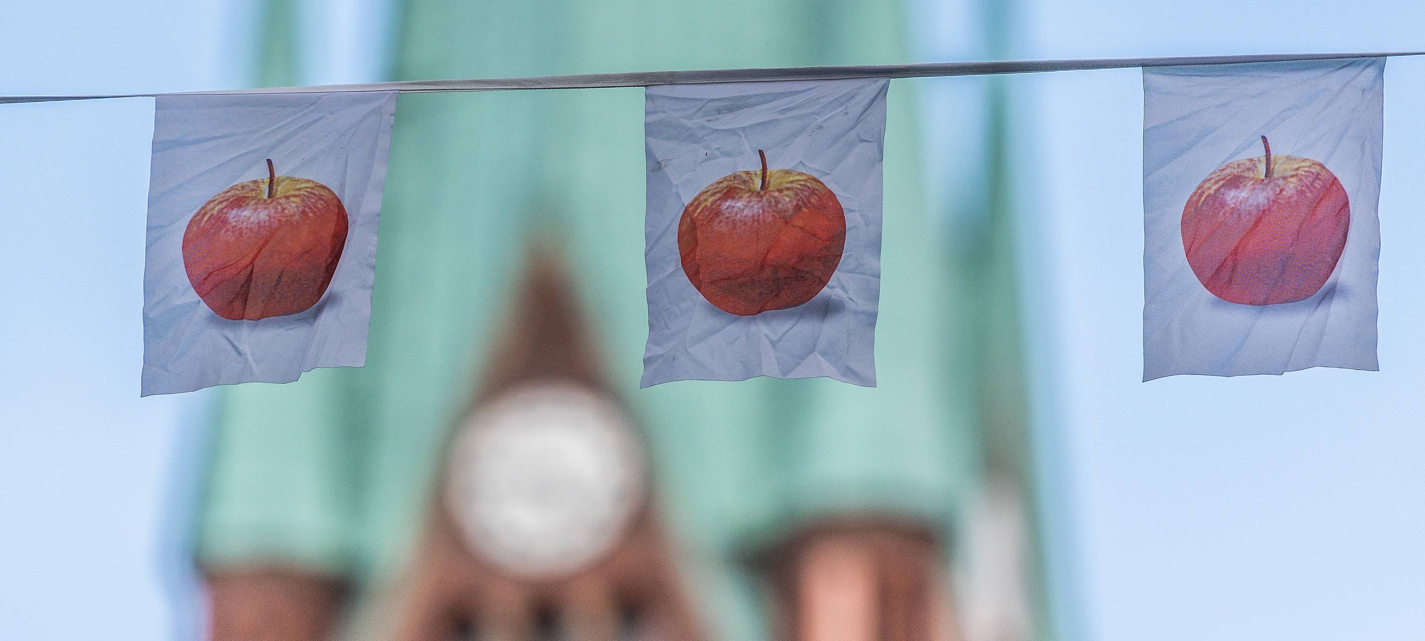 Eine Wimpelkette mit Äpfeln hängt vor dem Gladbecker Rathaus