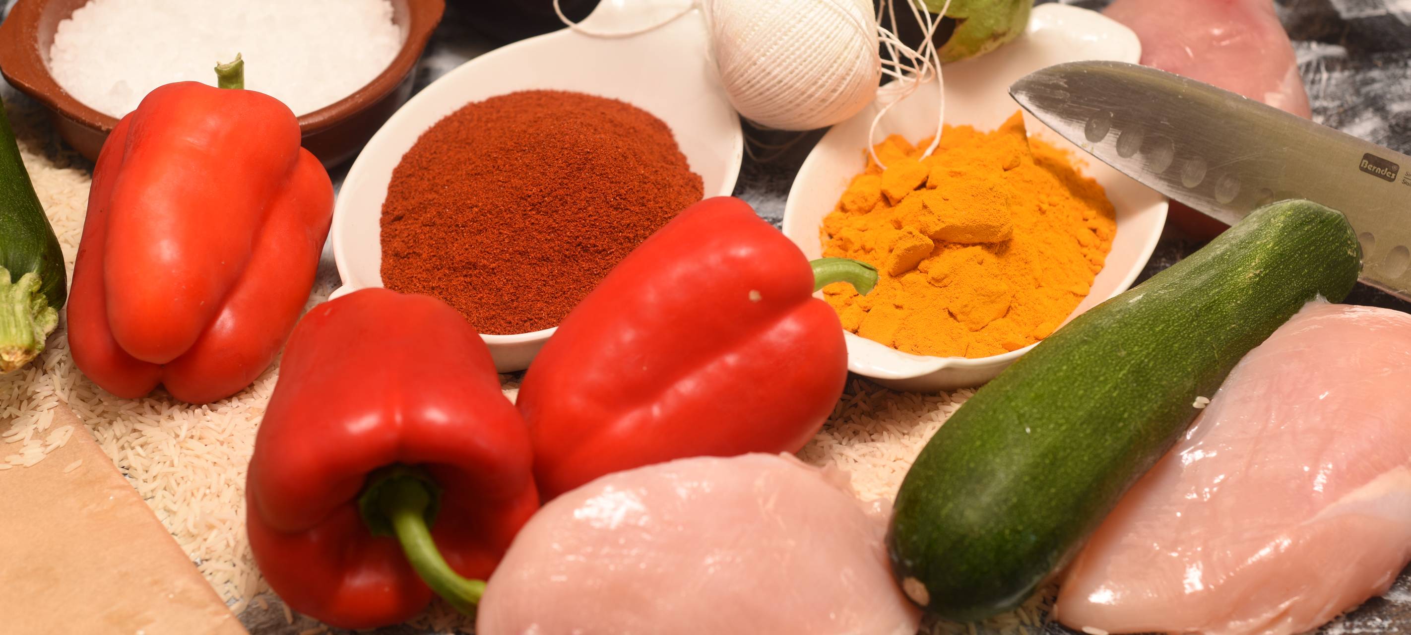 Hähnchenbrust in der Folie gegart mit Kurkuma-Reis