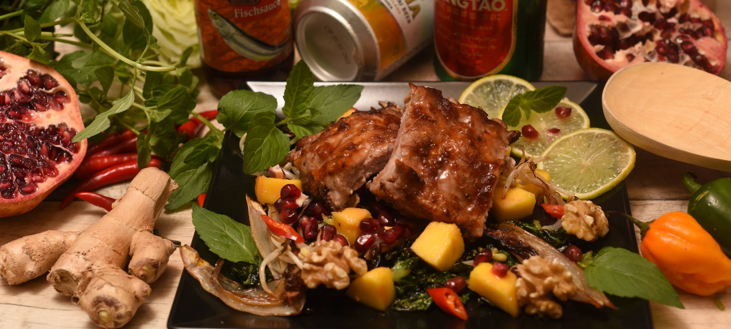 Spareribs mit Pak Choi und Granatapfel