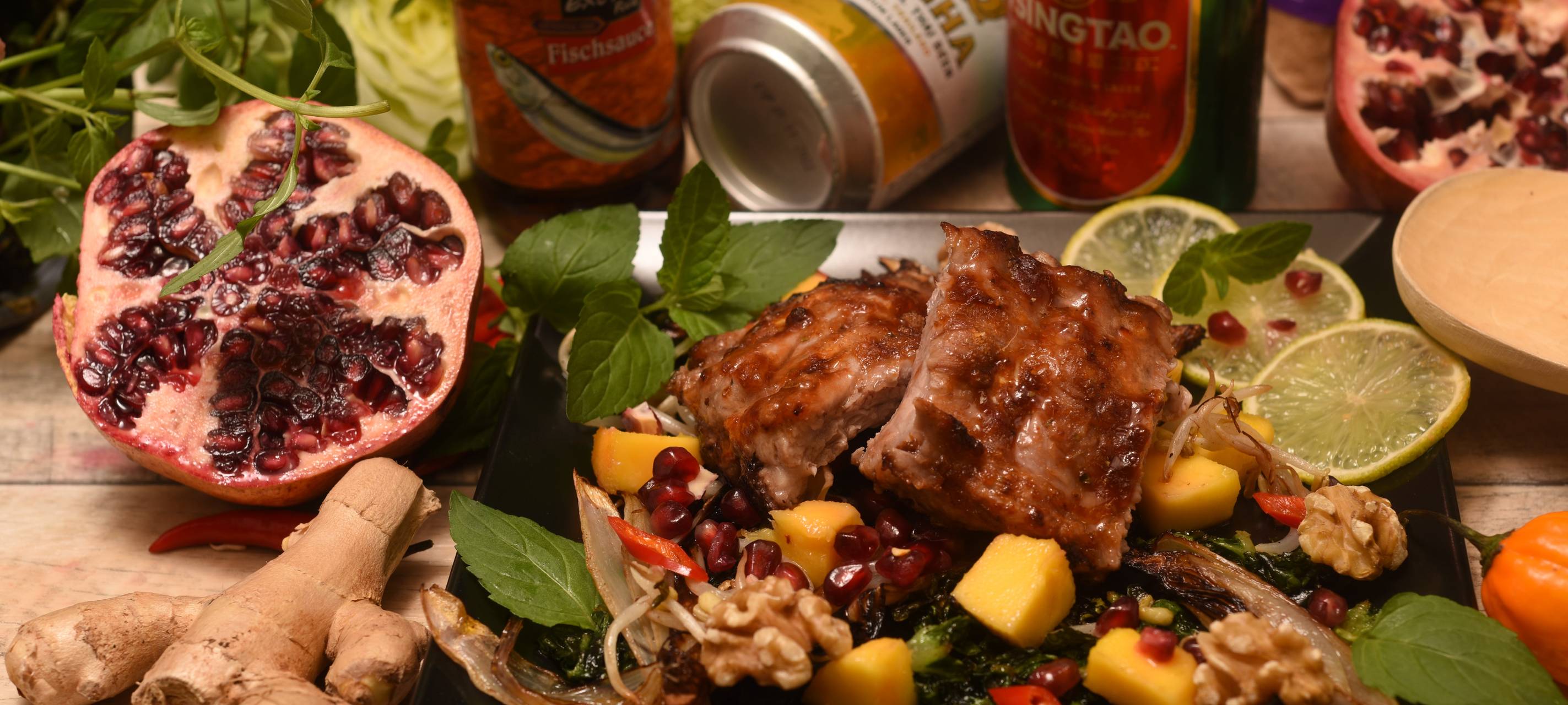 Spareribs mit Pak Choi und Granatapfel